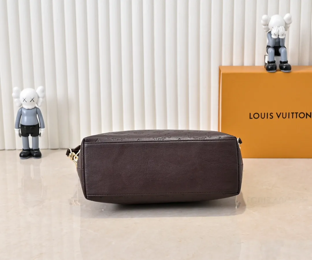 Batch 280💰Upgraded original M12068 M12071 M12072 This new Coussin series of hobo bags combines fashion and functionality, and combines the series’ iconic design elements. The bag is made of smooth cotton-paved leather and is embossed with the brand's Monogram pattern. The signature thick chain strap is accented with gold-tone hardware, while the wide detachable textile shoulder strap allows you to carry it in different ways. This versatile style is large enough to hold a laptop and features a removable zip pocket. Dimensions: 38x33x10 cm