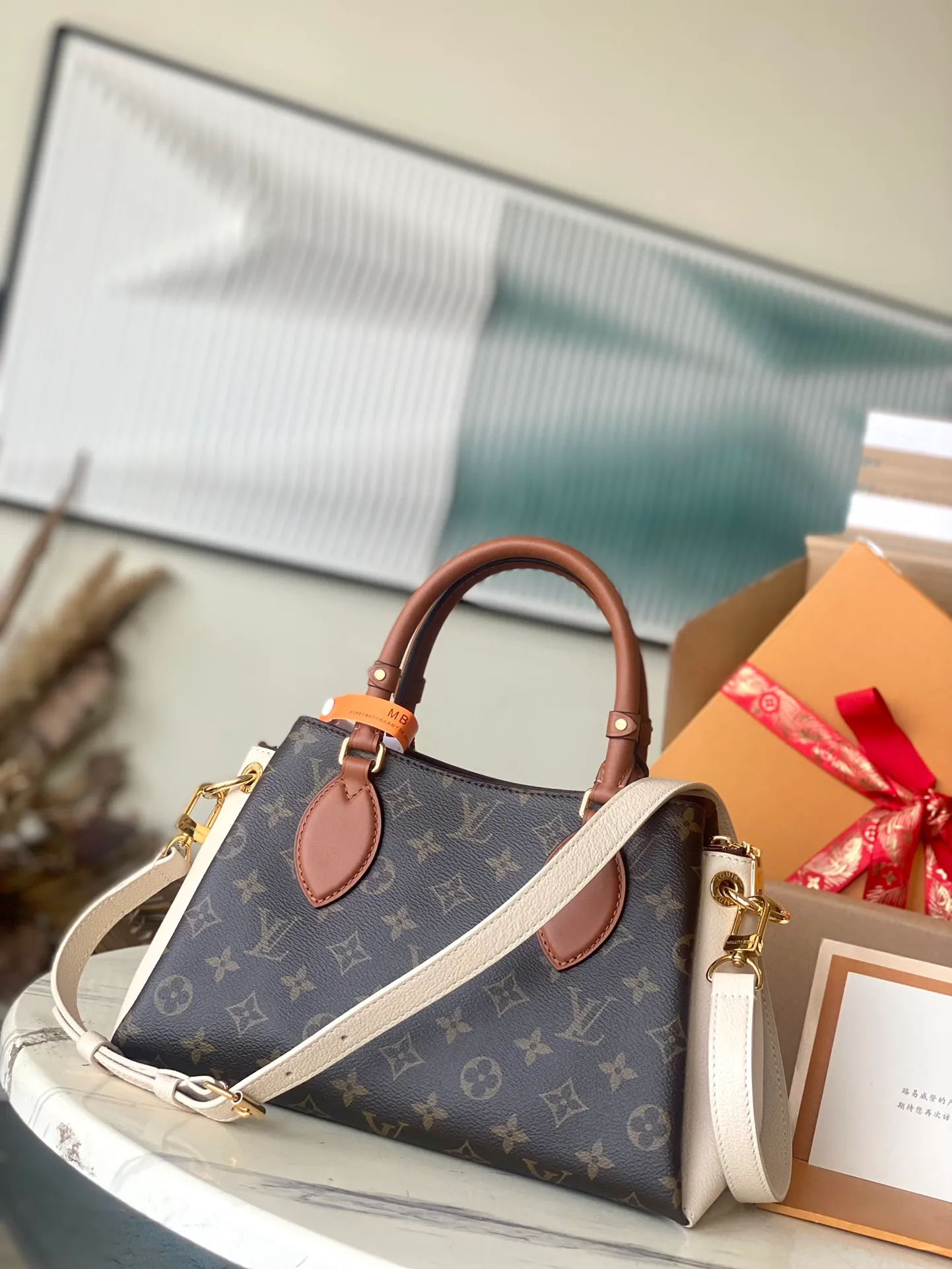 💰1140 (top layer leather) top original order M46495 presbyopic white. Support counter inspection. Photos taken of duty-free goods are consistent with the product without unpacking. This product is an exclusive duty-free product in the market and is the highest-end product. Inspection is supported. This product has passed strict inspection and is flawless. Please wear gloves when touching the product. This product is not returnable or exchangeable. Please confirm the product first and then remove the label on the handle. This product is temporarily not open to the public, only regular customers, and is in short supply. Dimensions: 26 x 18 x 15 cm