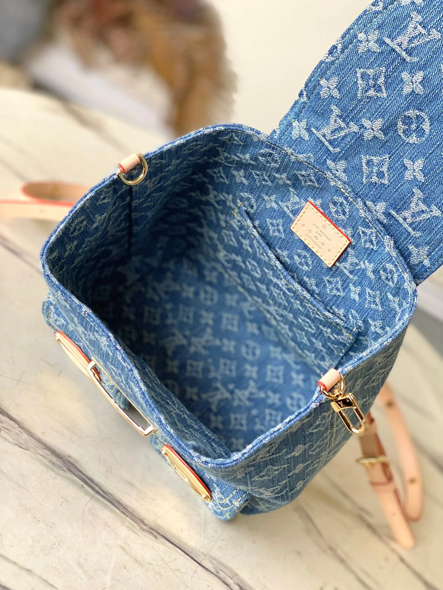 💰1060 The top original M46836 Venice backpack is really amazing! ! ! Of course, the newly launched denim series is indispensable for such a cute little backpack, Venice. It is made of Monogram Denim canvas and has eye-catching buckles to open the flap and front cover. The compact structure contains ample space and can easily accommodate daily necessities such as iPhone 14pro max Djh keys, wallet and sunglasses. The denim presbyopia is good-looking and durable, classic and retro, and the shoulder straps free up your hands ~ a perfect tool for lazy people! The most important thing is that it looks great no matter how you carry it! Dimensions: 20 × 20 × 11 cm
