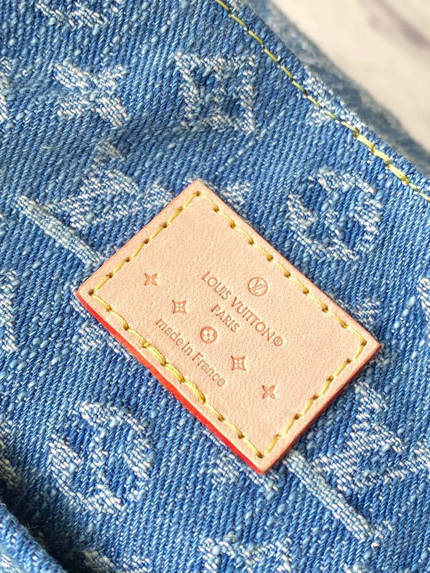 💰1060 The top original M46836 Venice backpack is really amazing! ! ! Of course, the newly launched denim series is indispensable for such a cute little backpack, Venice. It is made of Monogram Denim canvas and has eye-catching buckles to open the flap and front cover. The compact structure contains ample space and can easily accommodate daily necessities such as iPhone 14pro max Djh keys, wallet and sunglasses. The denim presbyopia is good-looking and durable, classic and retro, and the shoulder straps free up your hands ~ a perfect tool for lazy people! The most important thing is that it looks great no matter how you carry it! Dimensions: 20 × 20 × 11 cm