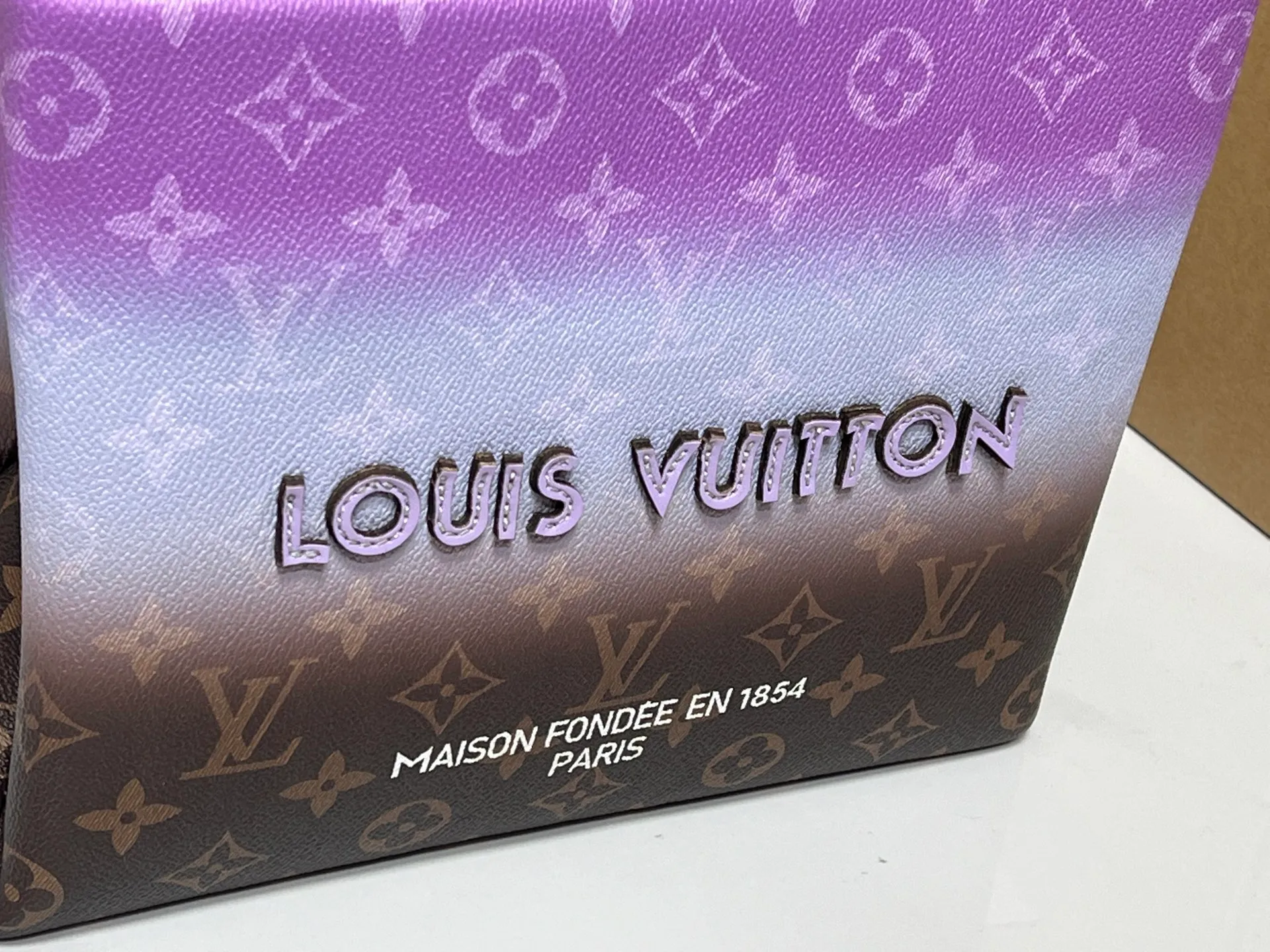 Batch 260💰M13940 Gradient Purple Gradient Pink Gradient Blue Khaki Color Check Black Check Presbyopia Orange Black Green Pink PHARREL and NIGO collection’s joint series top original order This Shopper medium handbag draws inspiration from Louis Vuitton shopping bags, expressing Louis Vuitton and Maison Fondée En 1854 in soft cow leather Lettering, top handle and removable shoulder strap. 25x19x11 • Cow leather • Cow leather trim • Textile lining • Metal hardware • Musketon closure • Main compartment • Zip pocket • Double patch pockets • Handles: Double handle