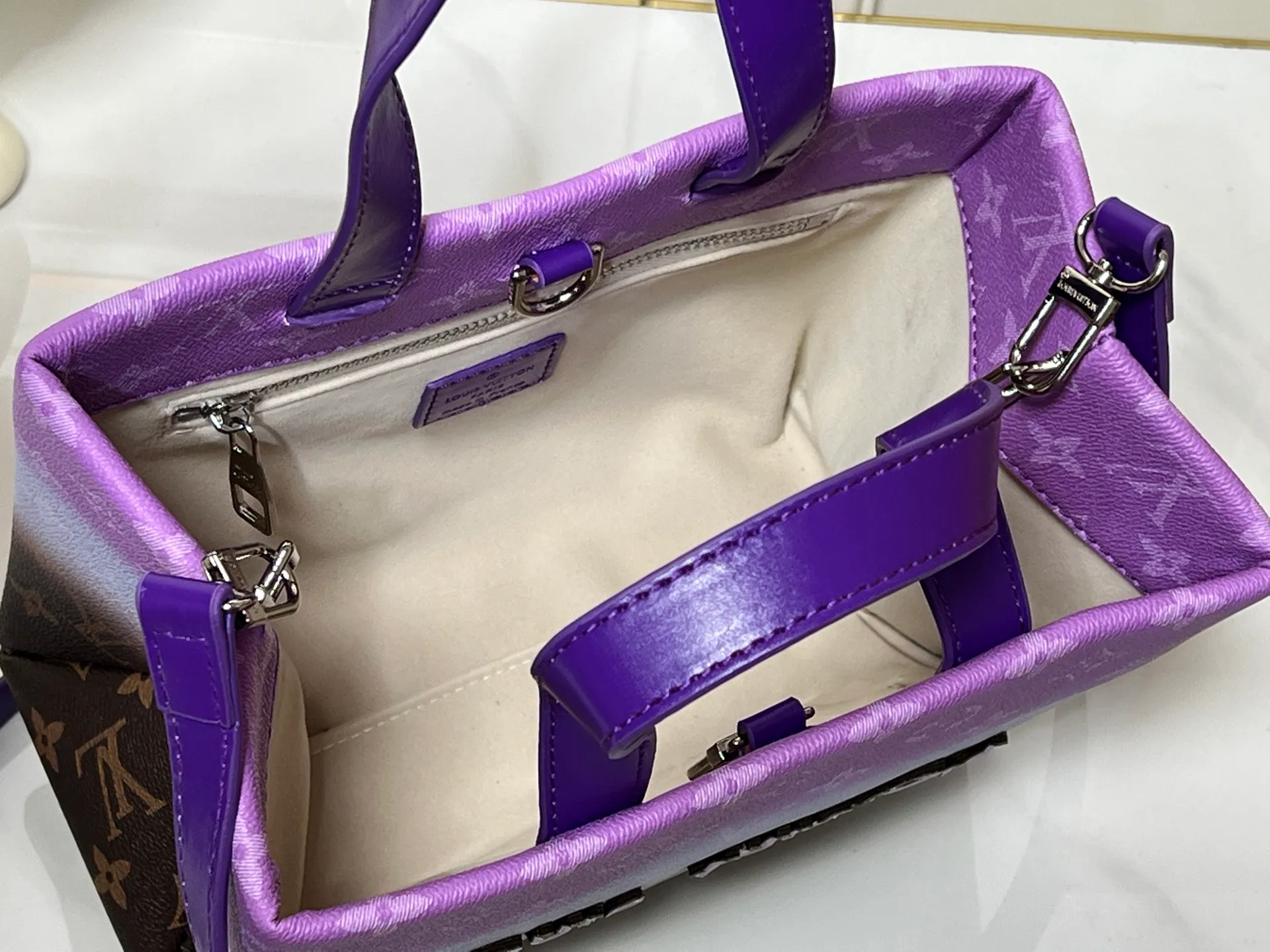Batch 260💰M13940 Gradient Purple Gradient Pink Gradient Blue Khaki Color Check Black Check Presbyopia Orange Black Green Pink PHARREL and NIGO collection’s joint series top original order This Shopper medium handbag draws inspiration from Louis Vuitton shopping bags, expressing Louis Vuitton and Maison Fondée En 1854 in soft cow leather Lettering, top handle and removable shoulder strap. 25x19x11 • Cow leather • Cow leather trim • Textile lining • Metal hardware • Musketon closure • Main compartment • Zip pocket • Double patch pockets • Handles: Double handle