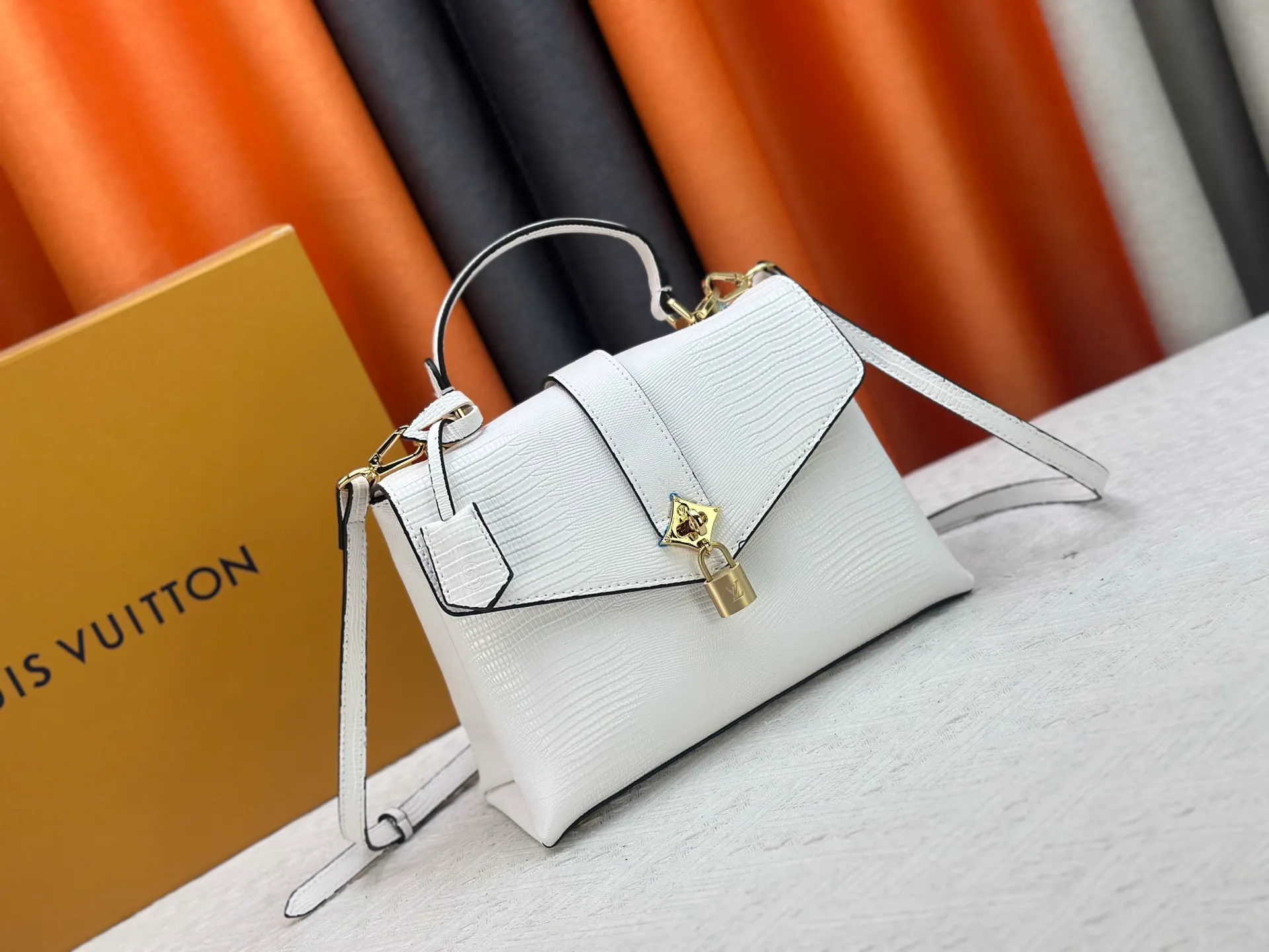 P300 M80527 N82033.N98925 Crocodile black N98928.N80432 Crocodile pink N99017 Crocodile gray N84714 Himalayan N86012 black with crocodile Rose des Vents small handbag is made of smooth and grained calfskin to outline elegant lines, embellished with golden LV padlocks to shine. Clever use of the top handle and detachable and adjustable shoulder strap create an elegant elbow or practical cross-body style for everyday travel. Medium size Length 27 Width 11 Height 19