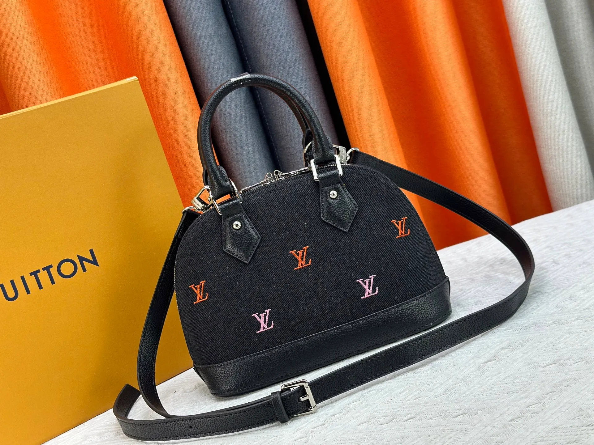 P320 black denim M13104, M53152, M13670, one of Louis Vuitton's iconic handbags with the crispest design structure. Its prototype is a piece designed by Gaston Vuitton and named after the Alma Bridge, which connects two adjacent fashionable districts in Paris. Signature Monogram canvas gives it a classic feel. Dimensions: 25 x 19 x 12 cm (length x height x width)