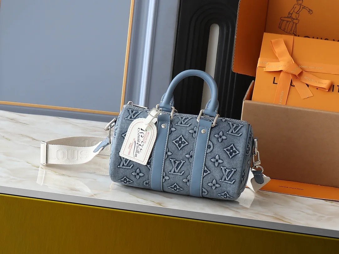 💰240💰Upgraded from the original M22762. This Keepall Bandoulière 25 handbag displays the vintage texture of Monogram Washed Demin canvas. The Monogram pattern is outlined with embossing and hand-painting techniques, as if it were a faded denim that has been baptized by time. It is paired with a retro-style nameplate and a detachable and adjustable shoulder strap. 25.0 x 15.0 x 11.0 cm (length x height x width)