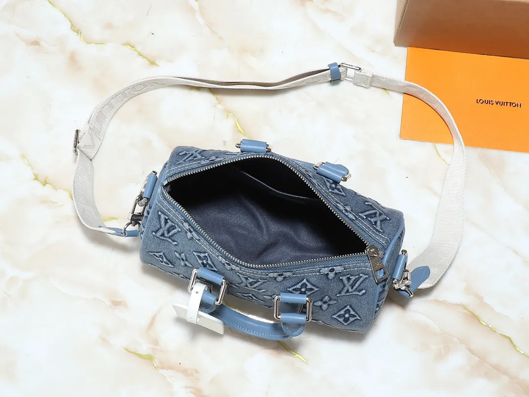💰240💰Upgraded from the original M22762. This Keepall Bandoulière 25 handbag displays the vintage texture of Monogram Washed Demin canvas. The Monogram pattern is outlined with embossing and hand-painting techniques, as if it were a faded denim that has been baptized by time. It is paired with a retro-style nameplate and a detachable and adjustable shoulder strap. 25.0 x 15.0 x 11.0 cm (length x height x width)