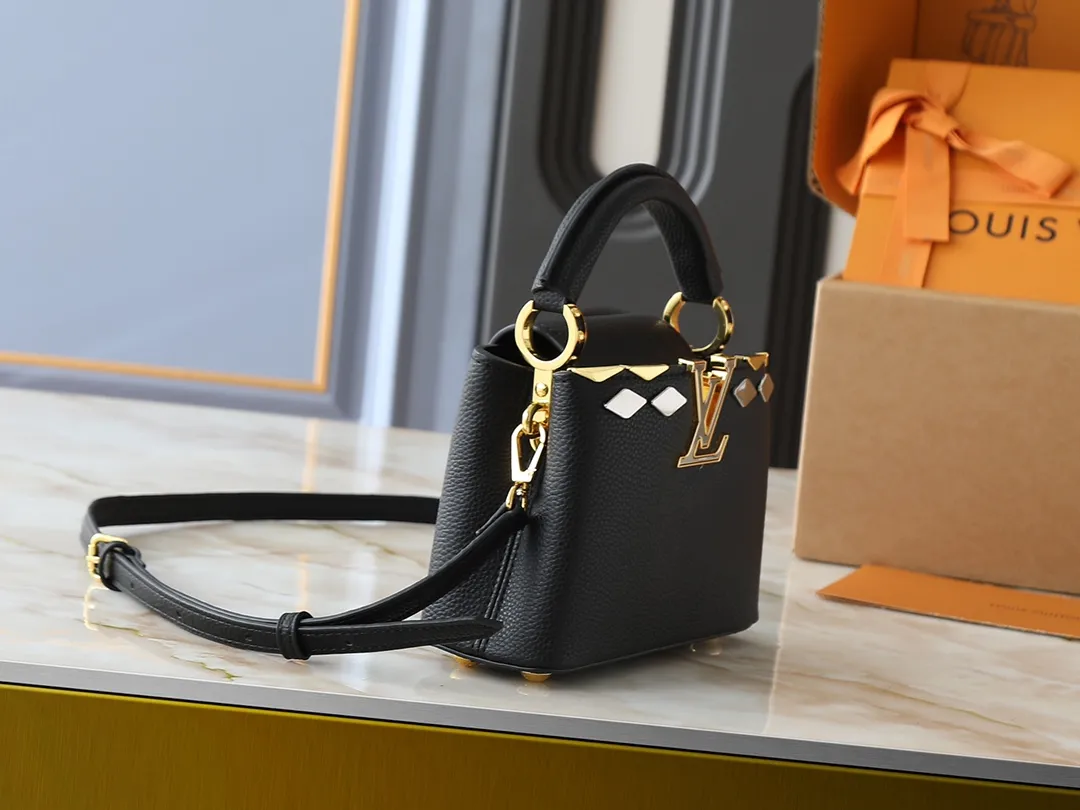 💰380💰Guangzhou goods Upgraded original M12135 M11964 M12751 This Capucines mini handbag is made of Taurillon cow leather, and the upper edge of the Malletage is shaped with shiny diamond-shaped metal elements, highlighting the new design of the season. The flip cover provides two styles: external or internal storage, and the ample compartments inside can accommodate all your travel needs. Dimensions: 21.0 x 13.6 x 8.0 cm (length x height x width)