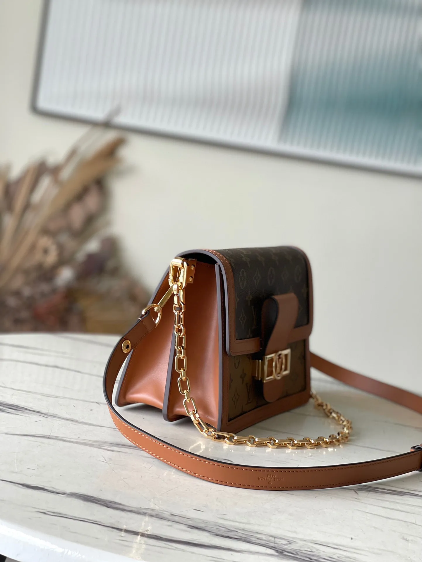💰880 (steel hardware) top original order M45958 medium size New work in the classic Dauphine handbag series: from the 2019 early spring series, an improved design by Nicolas Ghesquière, the artistic director of women's wear. Combining Monogram canvas and Monogram Reverse canvas, equipped with chain straps and magnetic buckles, it shows the brand's tradition in a modern style and shows its fashionable endowment. Dimensions: 25 x 17 x 10.5 cm