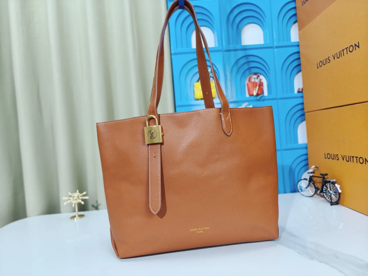 P280💰 Upgraded from the original M25341 M25342 M25343 This medium-sized Low Key Cabas handbag is wrapped in soft grained cow leather and lined with suede leather, creating a luxurious style with ingenuity. The brand's iconic padlock demonstrates an eclectic mix of elegant aesthetics and security features. The adjustable handle enables you to switch between hand-held and long- or short-shoulder carry. Dimensions: 47.0 x 30.0 x 14.0 cm