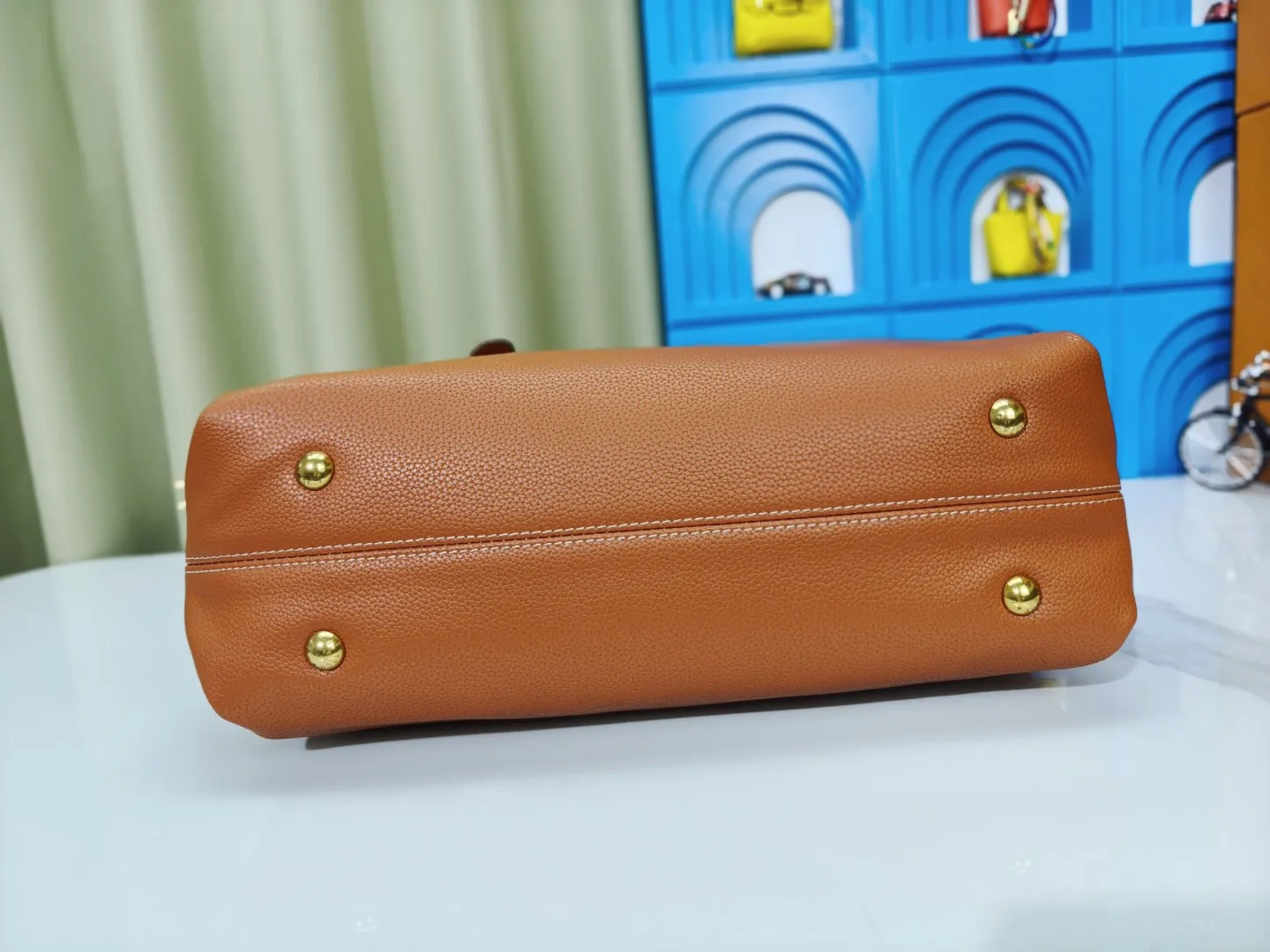 P280💰 Upgraded from the original M25341 M25342 M25343 This medium-sized Low Key Cabas handbag is wrapped in soft grained cow leather and lined with suede leather, creating a luxurious style with ingenuity. The brand's iconic padlock demonstrates an eclectic mix of elegant aesthetics and security features. The adjustable handle enables you to switch between hand-held and long- or short-shoulder carry. Dimensions: 47.0 x 30.0 x 14.0 cm
