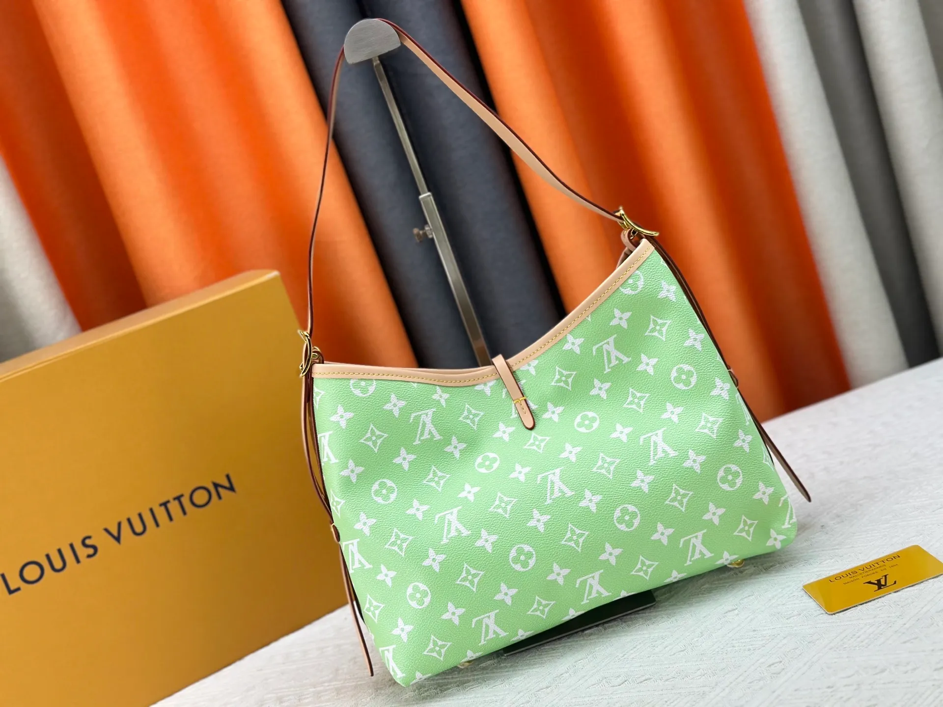 P280 upgraded original M24861 M25143 M46203 M46197 Colorful, legendary CarryAll medium handbag, with Monogram canvas and leather trimming to create a body-fitting design. There's a zipped pocket inside the ample space, and a detachable zipped clutch adds a functional element, with a buckle-adjustable handle. Small size: 29 x 24 x 12 cm,
