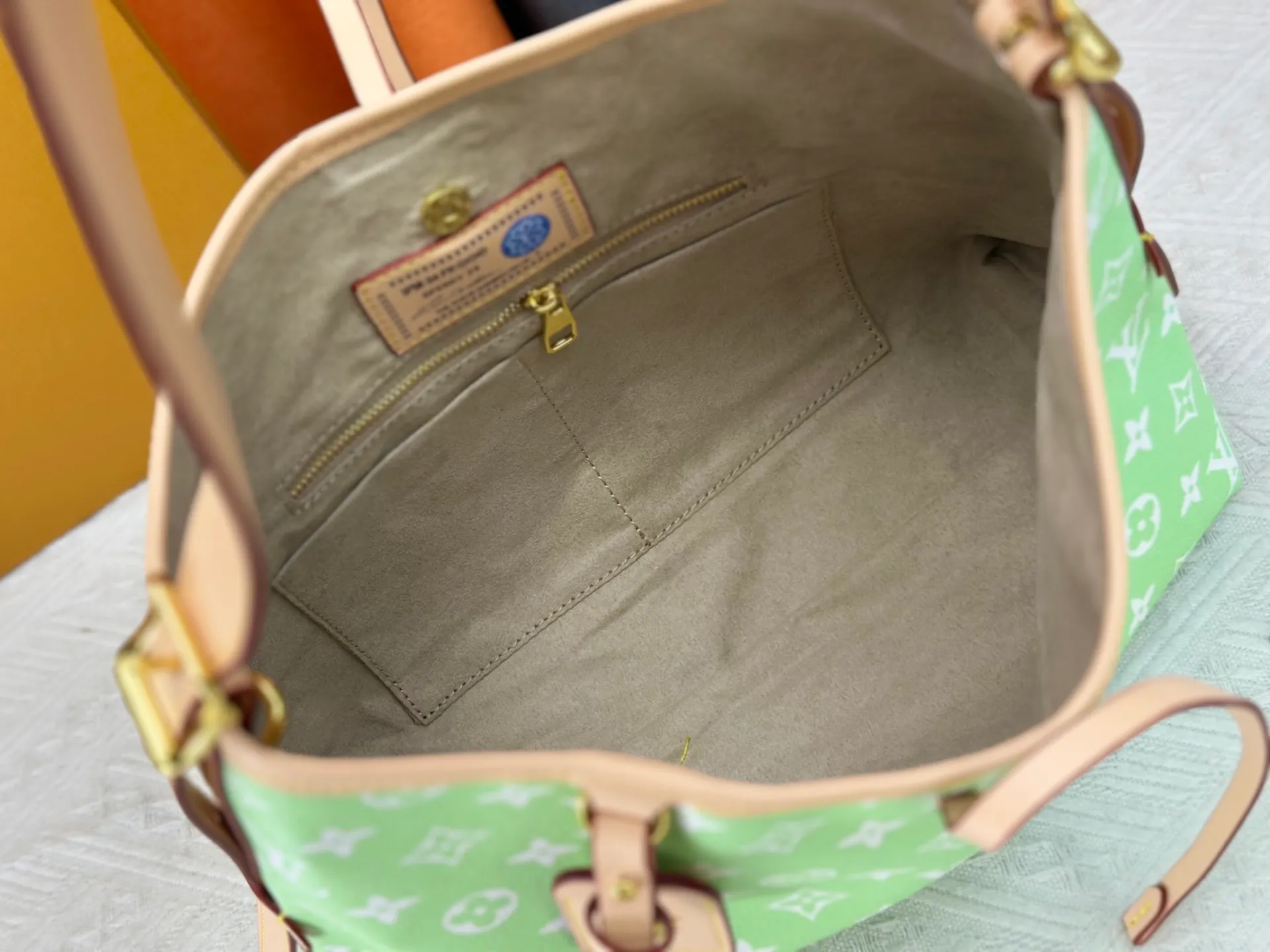 P280 upgraded original M24861 M25143 M46203 M46197 Colorful, legendary CarryAll medium handbag, with Monogram canvas and leather trimming to create a body-fitting design. There's a zipped pocket inside the ample space, and a detachable zipped clutch adds a functional element, with a buckle-adjustable handle. Small size: 29 x 24 x 12 cm,