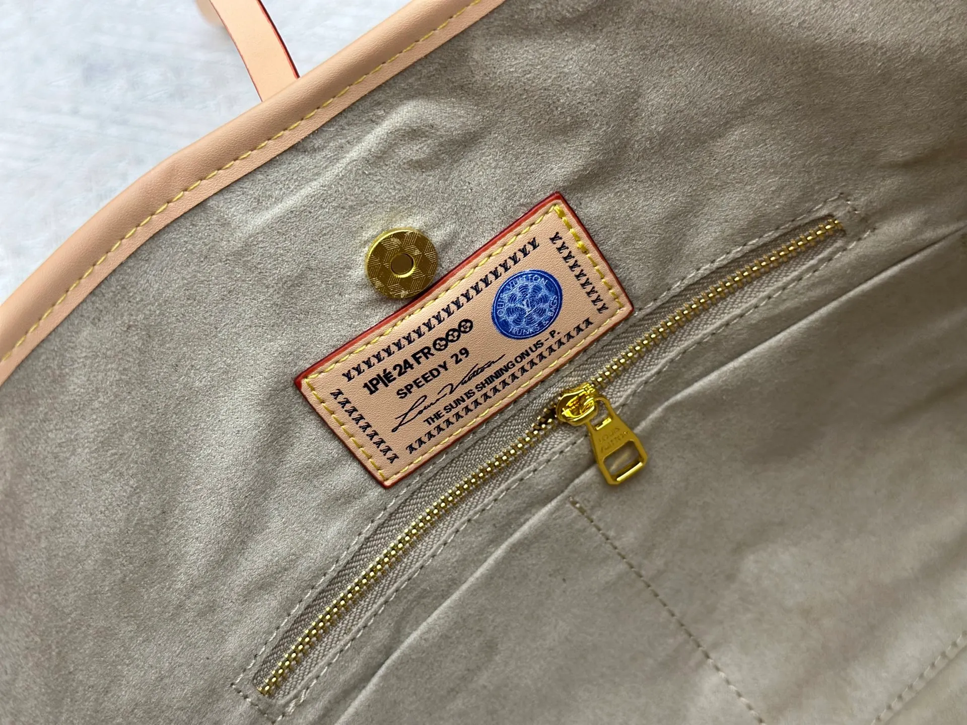 P280 upgraded original M24861 M25143 M46203 M46197 Colorful, legendary CarryAll medium handbag, with Monogram canvas and leather trimming to create a body-fitting design. There's a zipped pocket inside the ample space, and a detachable zipped clutch adds a functional element, with a buckle-adjustable handle. Small size: 29 x 24 x 12 cm,