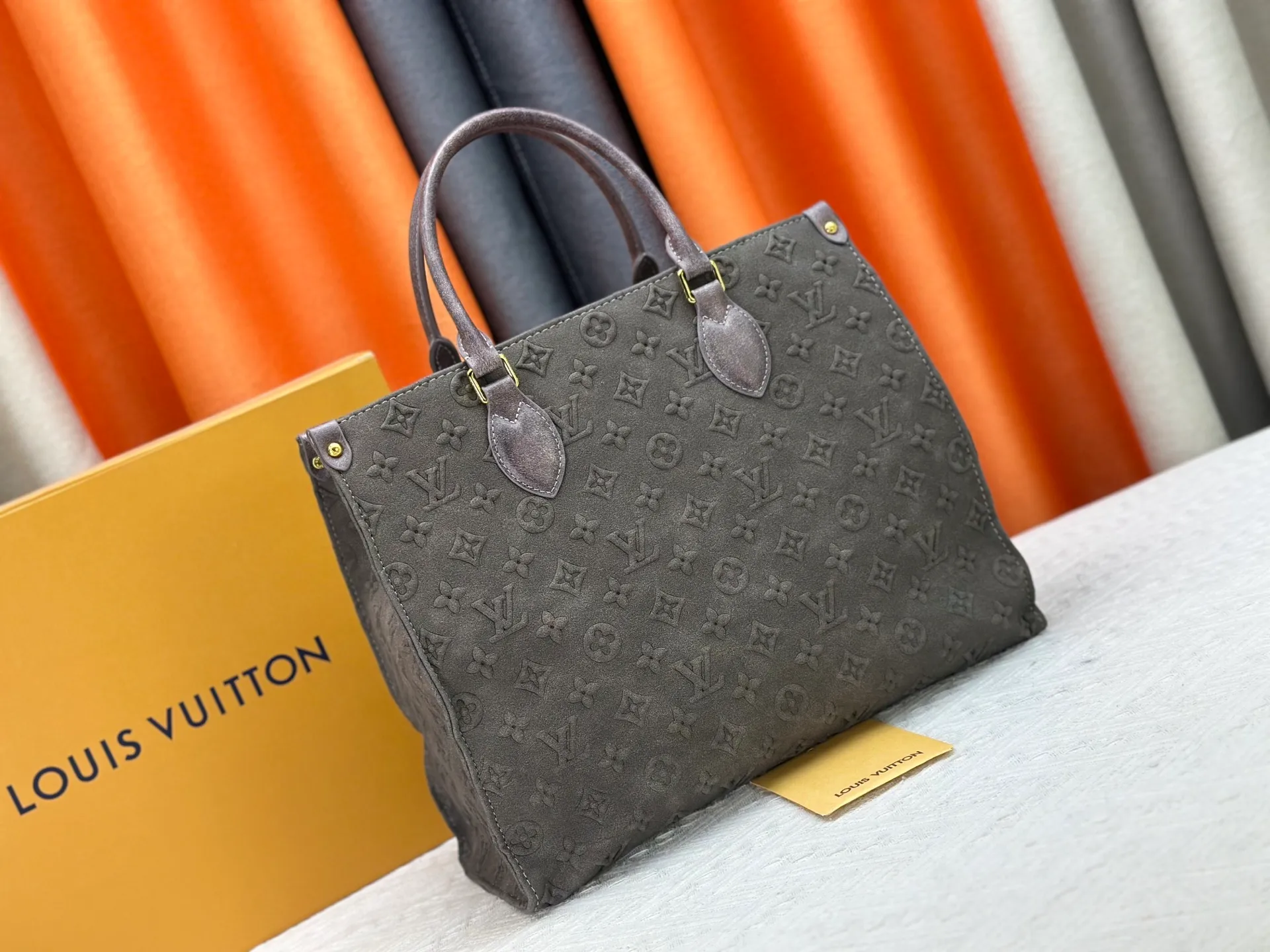 P340 Upgraded original M45039 This black matte jacquard OnTheGo medium handbag is made of Monogram and Monogram Reverse canvas, with the Monogram Giant pattern embellished on it. The Toron handle and the jacquard textured shoulder strap decorated with the brand's logo create a visual contrast, and the detachable coin bag is suitable for storing change or small items. It combines fashionable charm with various functions, making it a good daily companion. 32.0 x 27.0 x 14 cm (length x height x width)