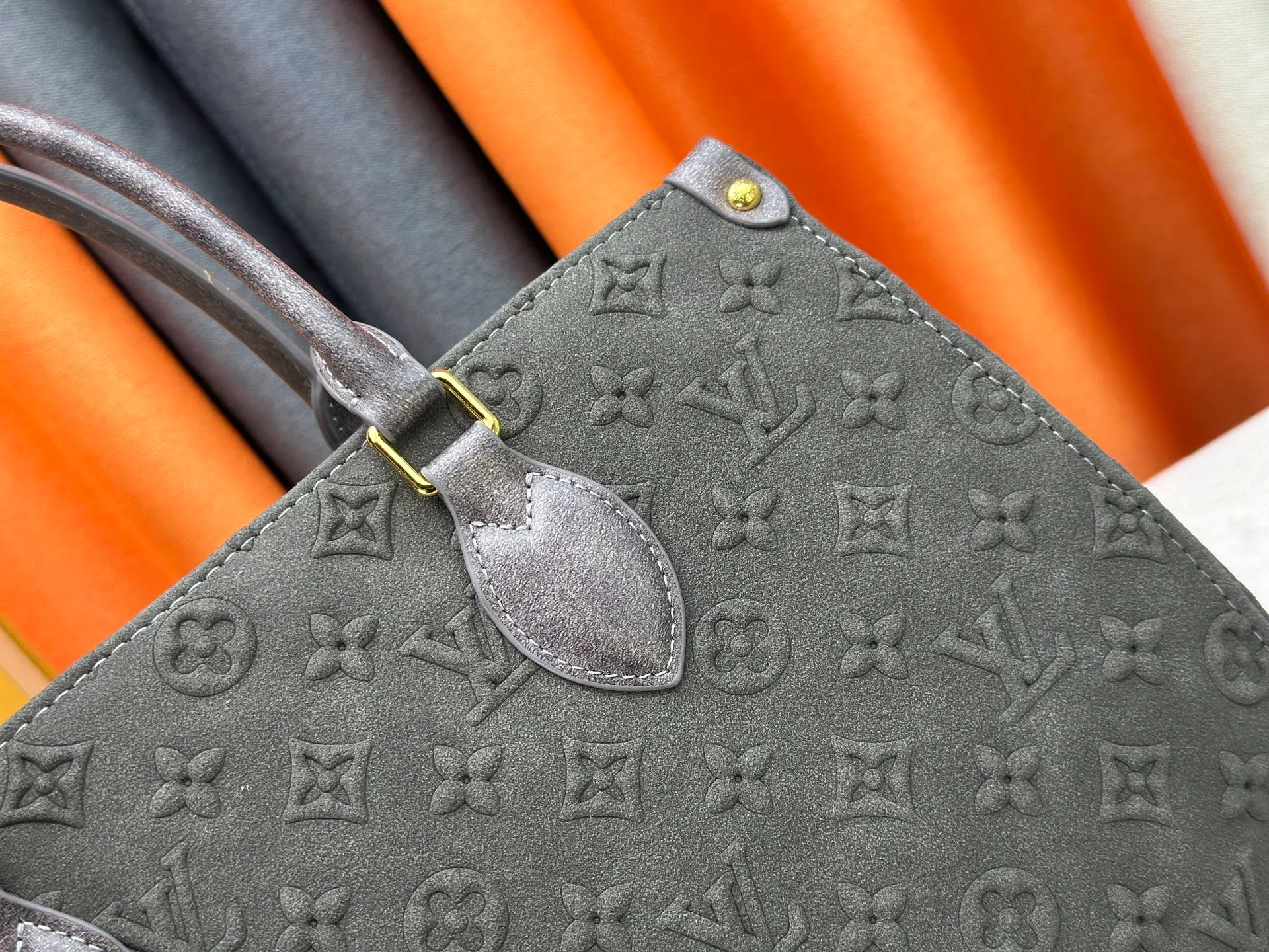 P340 Upgraded original M45039 This black matte jacquard OnTheGo medium handbag is made of Monogram and Monogram Reverse canvas, with the Monogram Giant pattern embellished on it. The Toron handle and the jacquard textured shoulder strap decorated with the brand's logo create a visual contrast, and the detachable coin bag is suitable for storing change or small items. It combines fashionable charm with various functions, making it a good daily companion. 32.0 x 27.0 x 14 cm (length x height x width)