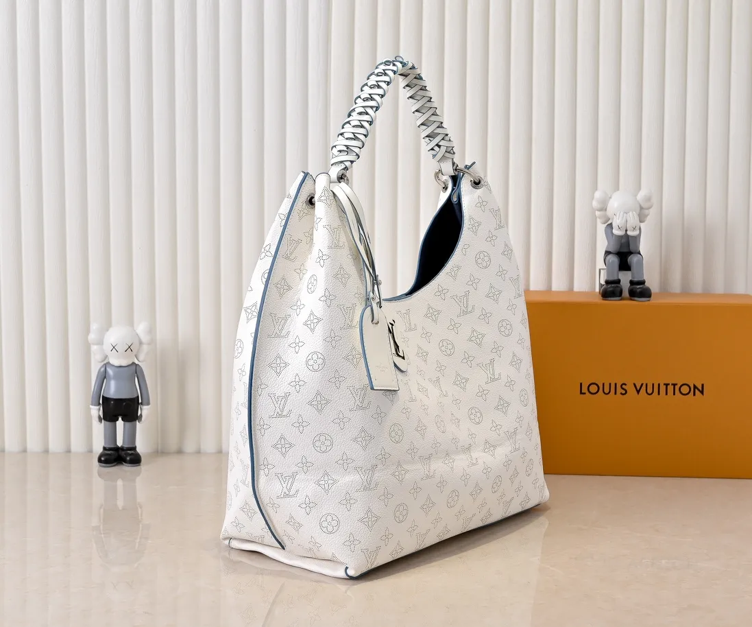 Batch 300💰 Upgraded original M53188 six-color ready stock. This bag is made of imported granular Taurillon calfskin. Its fashionable silhouette is very youthful. The full leather punched braided wrist double tag women's shoulder bag is particularly beautiful when carried casually on the shoulder. The oversized shiny palladium copper twist lock seal adds an avant-garde atmosphere. Dimensions: 35.0 x 40.0 x 17.0 cm