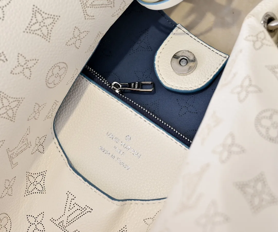 Batch 300💰 Upgraded original M53188 six-color ready stock. This bag is made of imported granular Taurillon calfskin. Its fashionable silhouette is very youthful. The full leather punched braided wrist double tag women's shoulder bag is particularly beautiful when carried casually on the shoulder. The oversized shiny palladium copper twist lock seal adds an avant-garde atmosphere. Dimensions: 35.0 x 40.0 x 17.0 cm