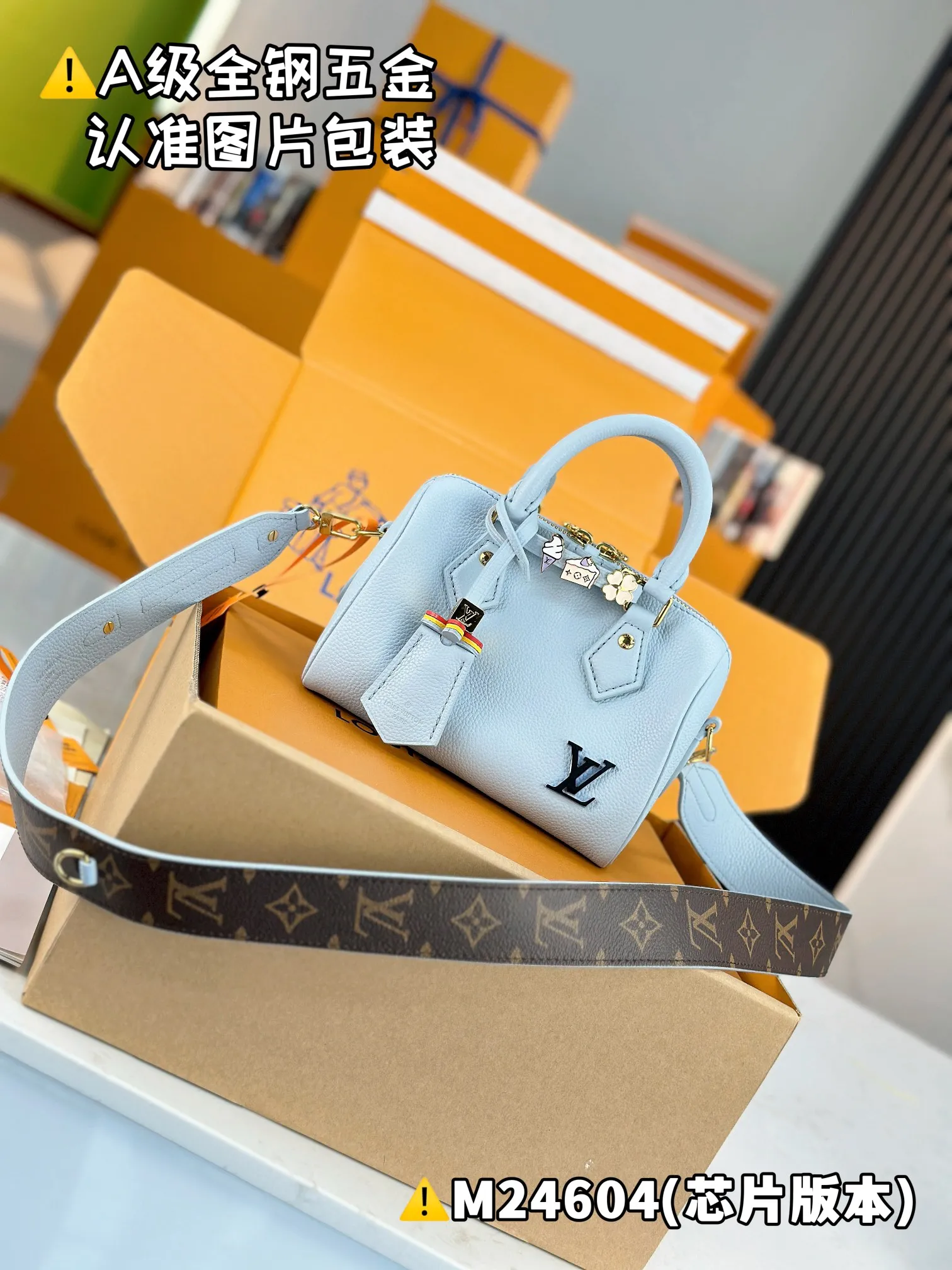 P2240 [Authentic Grade] [Super Grade MB Original Leather] SPEEDY 18 LV&I Olympic Blue Cow Leather Handbag Model: M24604 Material: A+ grade all-steel hardware, imported original leather Packaging: Full set of premium duty-free MB packaging Dimensions: 18.5 x 12.5 x 10.5 cm