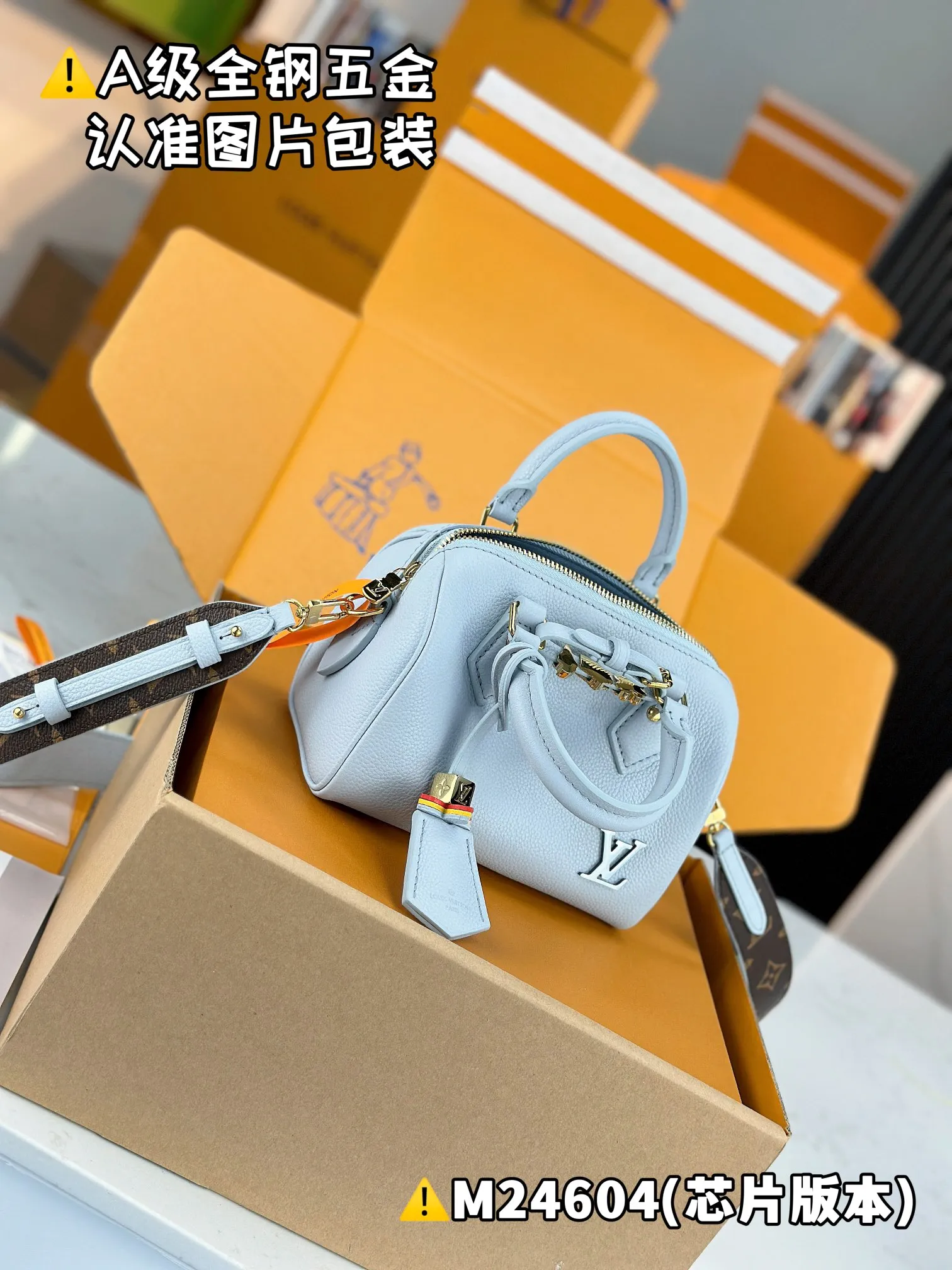 P2240 [Authentic Grade] [Super Grade MB Original Leather] SPEEDY 18 LV&I Olympic Blue Cow Leather Handbag Model: M24604 Material: A+ grade all-steel hardware, imported original leather Packaging: Full set of premium duty-free MB packaging Dimensions: 18.5 x 12.5 x 10.5 cm