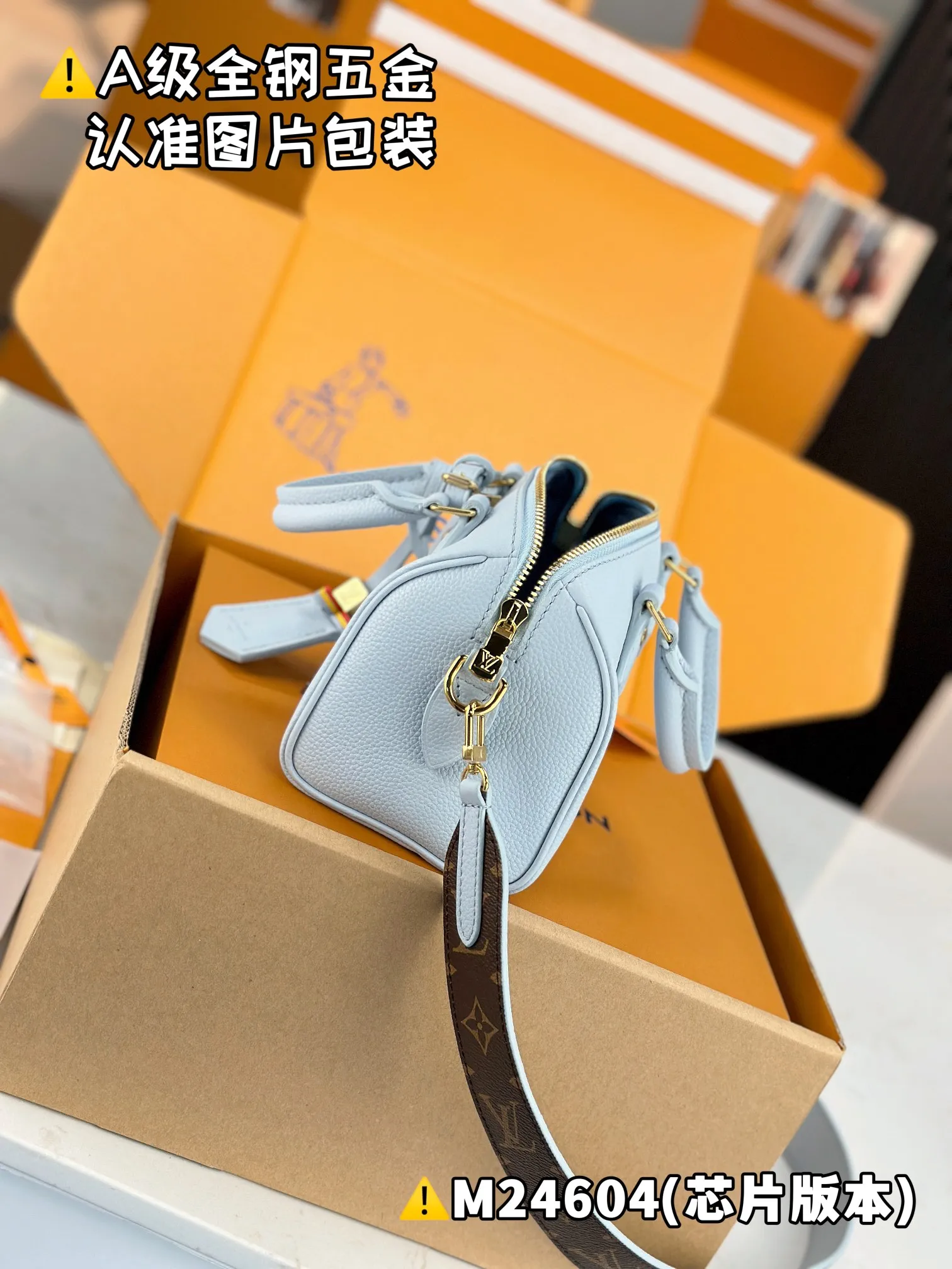 P2240 [Authentic Grade] [Super Grade MB Original Leather] SPEEDY 18 LV&I Olympic Blue Cow Leather Handbag Model: M24604 Material: A+ grade all-steel hardware, imported original leather Packaging: Full set of premium duty-free MB packaging Dimensions: 18.5 x 12.5 x 10.5 cm