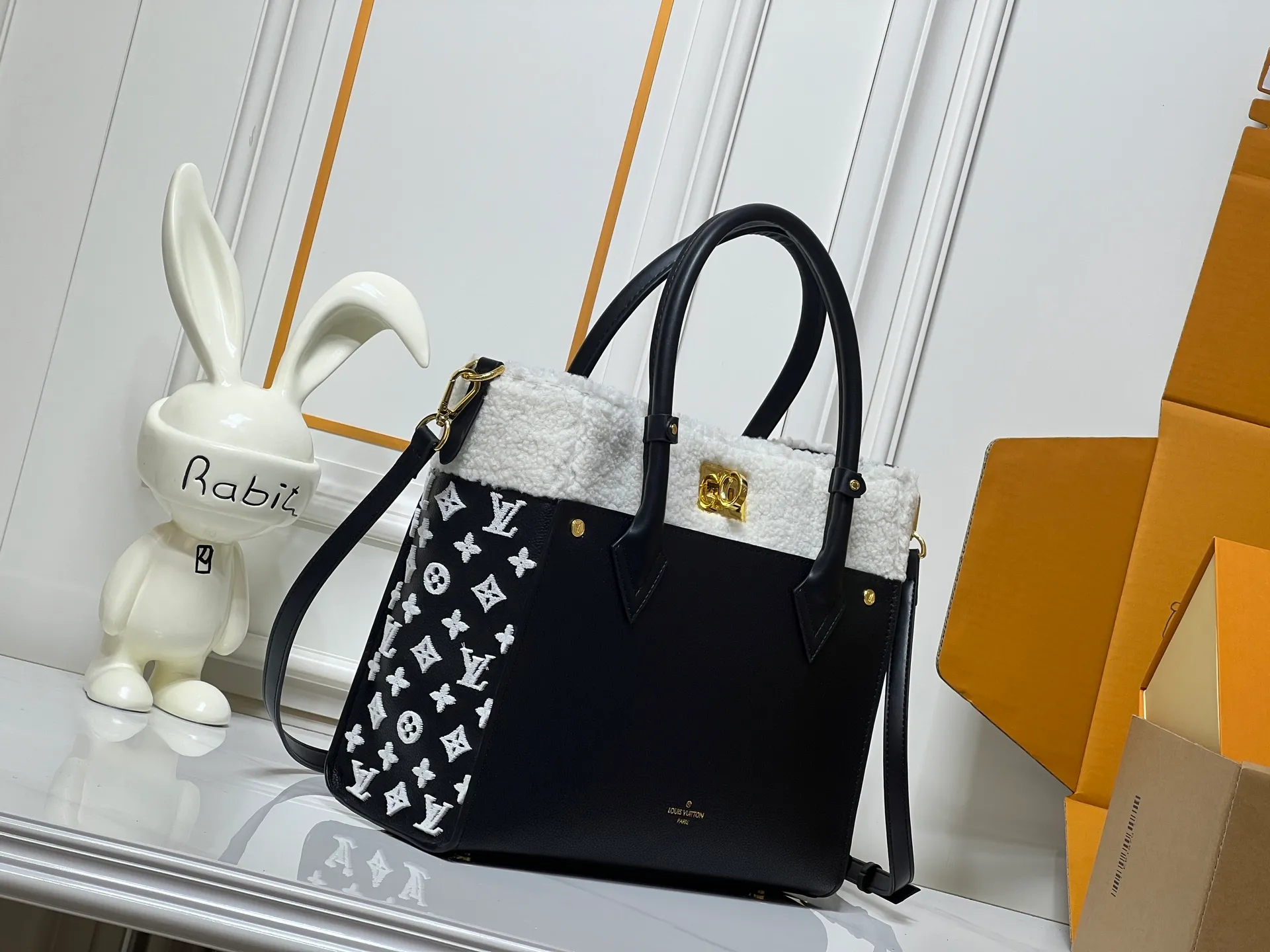 Batch 400💰Upgraded original M21004 M20014 M21024 M53824 M59842 M22195 This On My Side medium handbag is made of grained cow leather and wool leather to create a comfortable atmosphere, and then injects the classic style of Monogram floral tufting on both sides. The top handle and detachable shoulder strap allow for multiple carrying options. Size: Large 30x24x14,