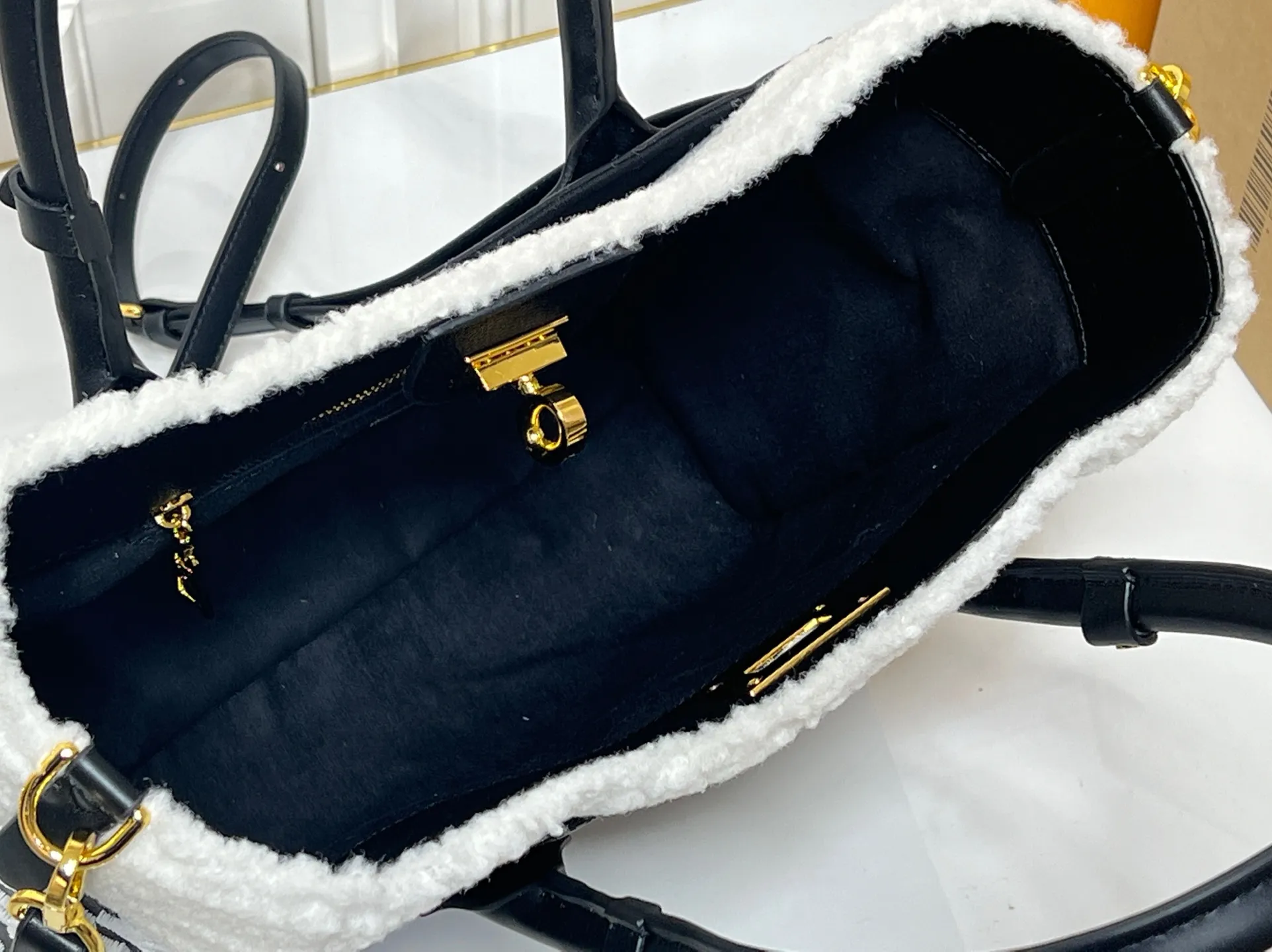 Batch 400💰Upgraded original M21004 M20014 M21024 M53824 M59842 M22195 This On My Side medium handbag is made of grained cow leather and wool leather to create a comfortable atmosphere, and then injects the classic style of Monogram floral tufting on both sides. The top handle and detachable shoulder strap allow for multiple carrying options. Size: Large 30x24x14,