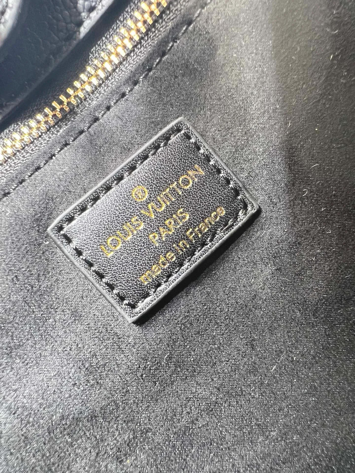 Batch 400💰Upgraded original M21004 M20014 M21024 M53824 M59842 M22195 This On My Side medium handbag is made of grained cow leather and wool leather to create a comfortable atmosphere, and then injects the classic style of Monogram floral tufting on both sides. The top handle and detachable shoulder strap allow for multiple carrying options. Size: Large 30x24x14,