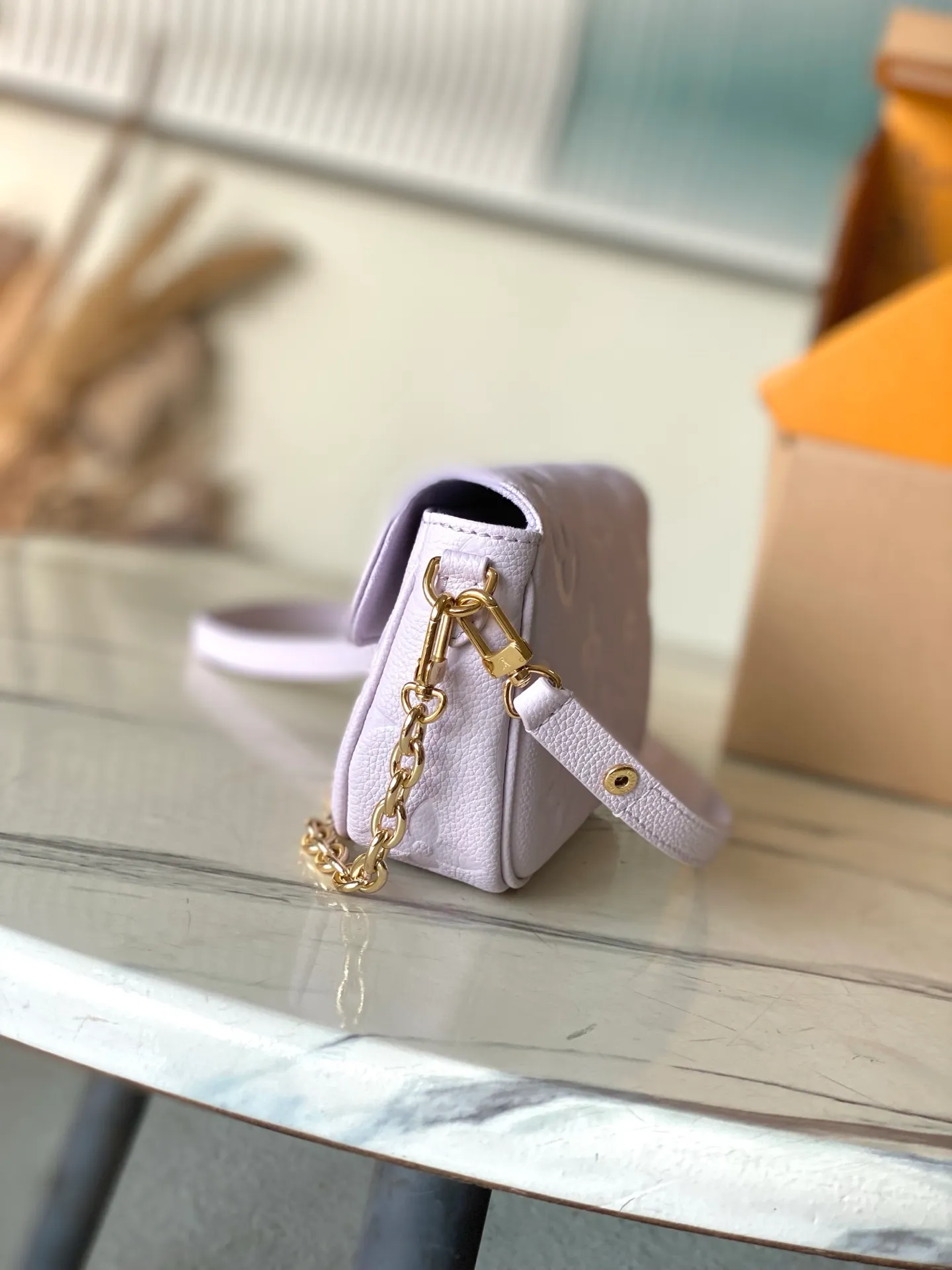 💰880 (top-grain leather) Top original order M25714 This Wallet On Chain Ivy handbag is made of classic Monogram Empreinte leather, showing the inspiration of the Sac Recoeta handbag in the 2000s, with Yingze metal parts and a detachable woven chain. The compact size includes multiple pockets and card slots to meet the storage needs of daily travel. Dimensions: 23.5 × 12 × 4.3 cm