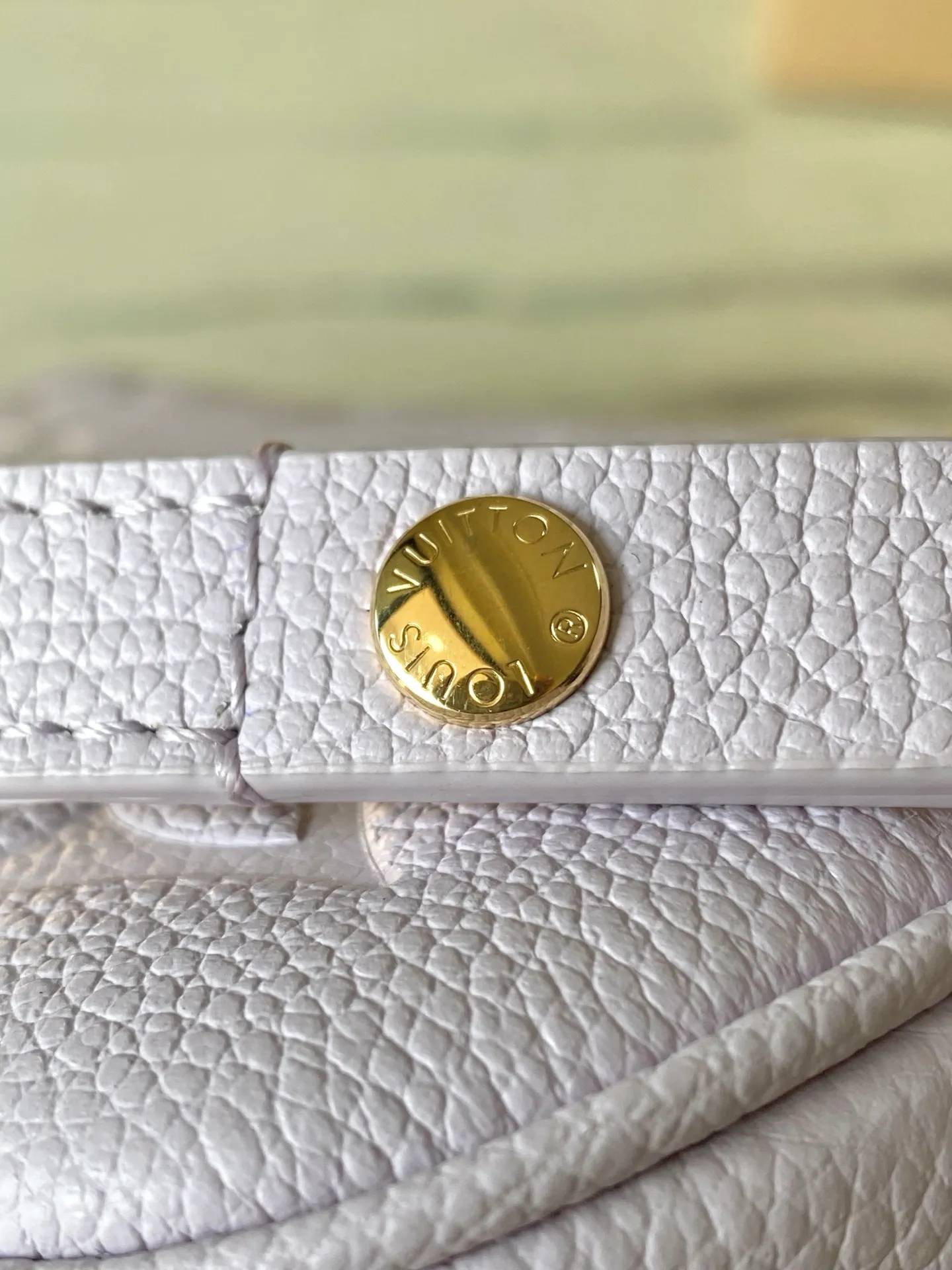💰880 (top-grain leather) Top original order M25714 This Wallet On Chain Ivy handbag is made of classic Monogram Empreinte leather, showing the inspiration of the Sac Recoeta handbag in the 2000s, with Yingze metal parts and a detachable woven chain. The compact size includes multiple pockets and card slots to meet the storage needs of daily travel. Dimensions: 23.5 × 12 × 4.3 cm