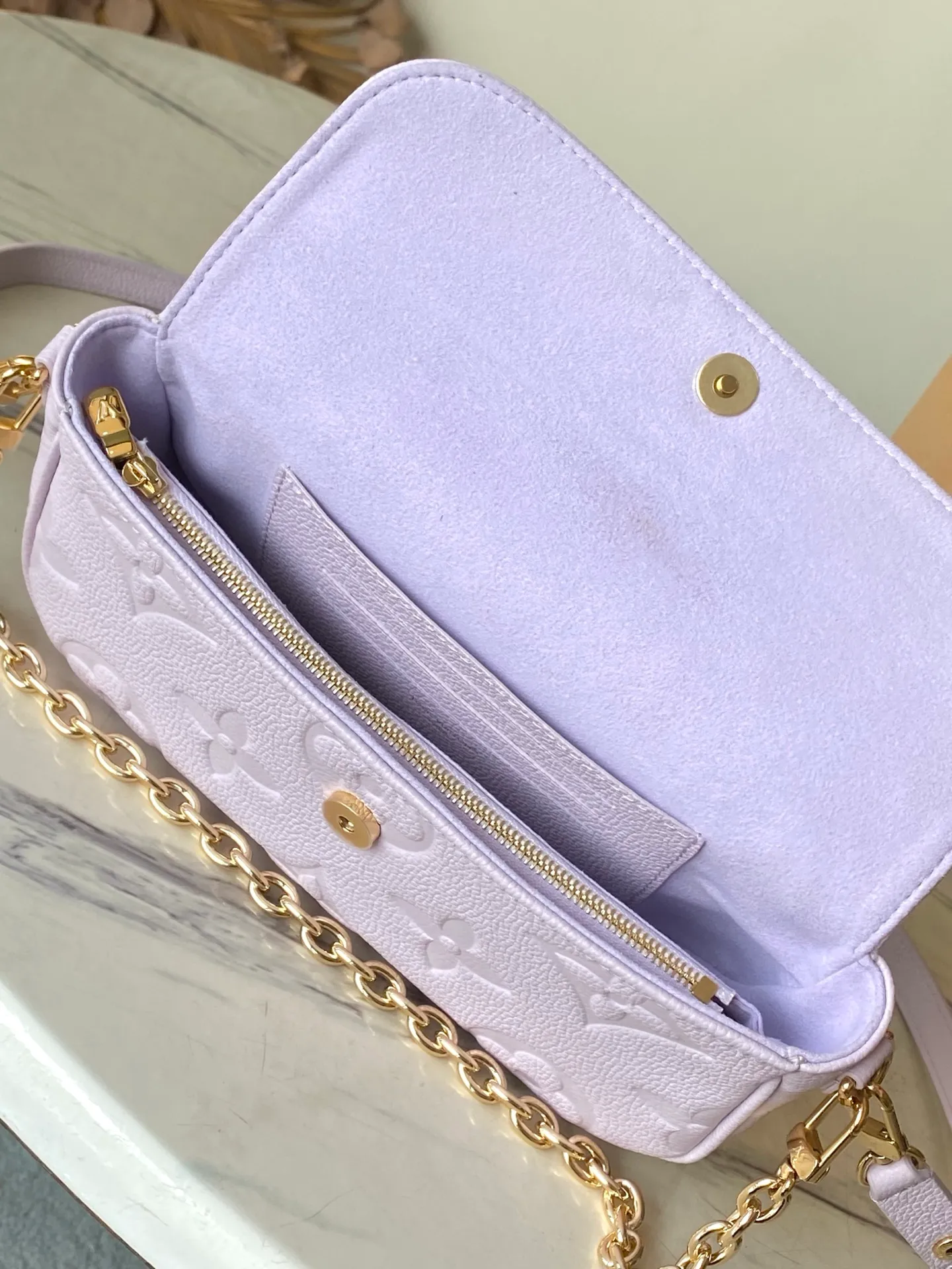 💰880 (top-grain leather) Top original order M25714 This Wallet On Chain Ivy handbag is made of classic Monogram Empreinte leather, showing the inspiration of the Sac Recoeta handbag in the 2000s, with Yingze metal parts and a detachable woven chain. The compact size includes multiple pockets and card slots to meet the storage needs of daily travel. Dimensions: 23.5 × 12 × 4.3 cm