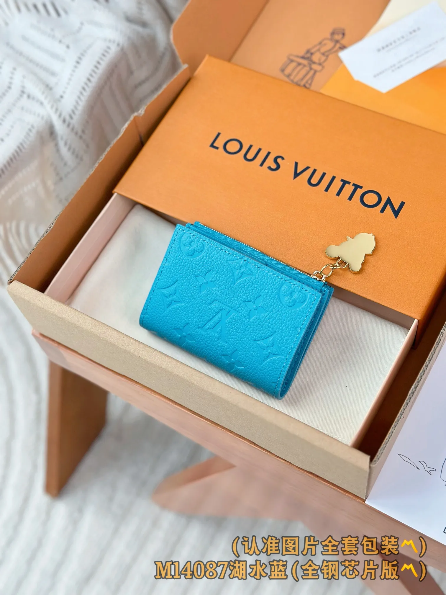 💰700【Genuine Grade】【Special Grade MB High Elastic Fabric】M14087 Lake Blue (〽️A Grade Full Steel Version〽️) Personalized Customization! Transcoding chip, LV x TM Lisa money, this daily essential Lisa wallet is compact and practical in design, with a zippered coin purse, a banknote compartment and multiple business card compartments. The style uses the brand's elegant Monogram Empreinte leather with the new fresh colors of the Louis Vuitton x Murakami series, and the colorful Monogram pattern adds perfect embellishment to the inner layer. The wallet is embellished with a gold panda-shaped zipper puller, giving the zipper a lively and unique personality.  9 x 11.5 x 1.5 cm (length x height x width)