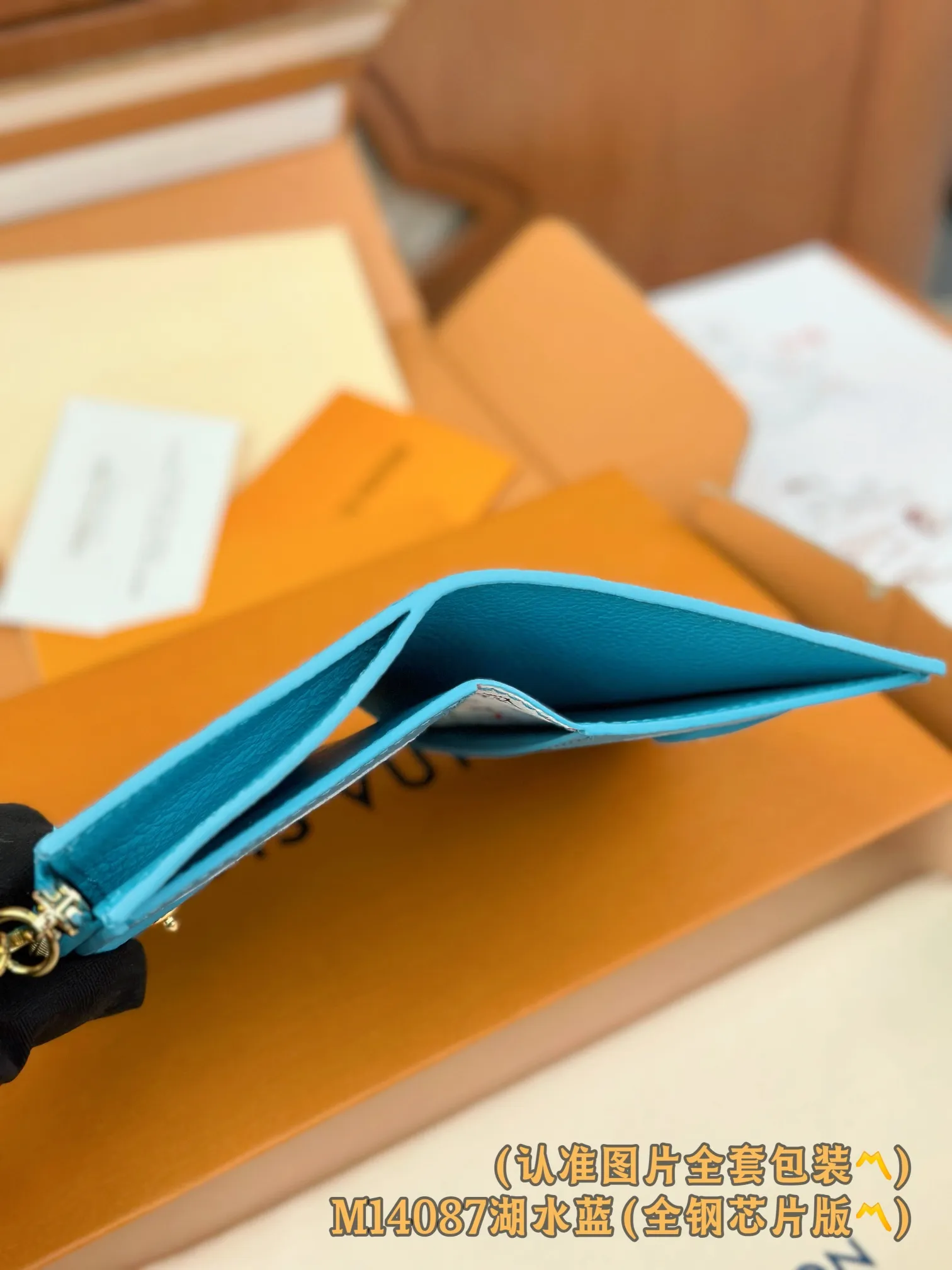 💰700【Genuine Grade】【Special Grade MB High Elastic Fabric】M14087 Lake Blue (〽️A Grade Full Steel Version〽️) Personalized Customization! Transcoding chip, LV x TM Lisa money, this daily essential Lisa wallet is compact and practical in design, with a zippered coin purse, a banknote compartment and multiple business card compartments. The style uses the brand's elegant Monogram Empreinte leather with the new fresh colors of the Louis Vuitton x Murakami series, and the colorful Monogram pattern adds perfect embellishment to the inner layer. The wallet is embellished with a gold panda-shaped zipper puller, giving the zipper a lively and unique personality.  9 x 11.5 x 1.5 cm (length x height x width)