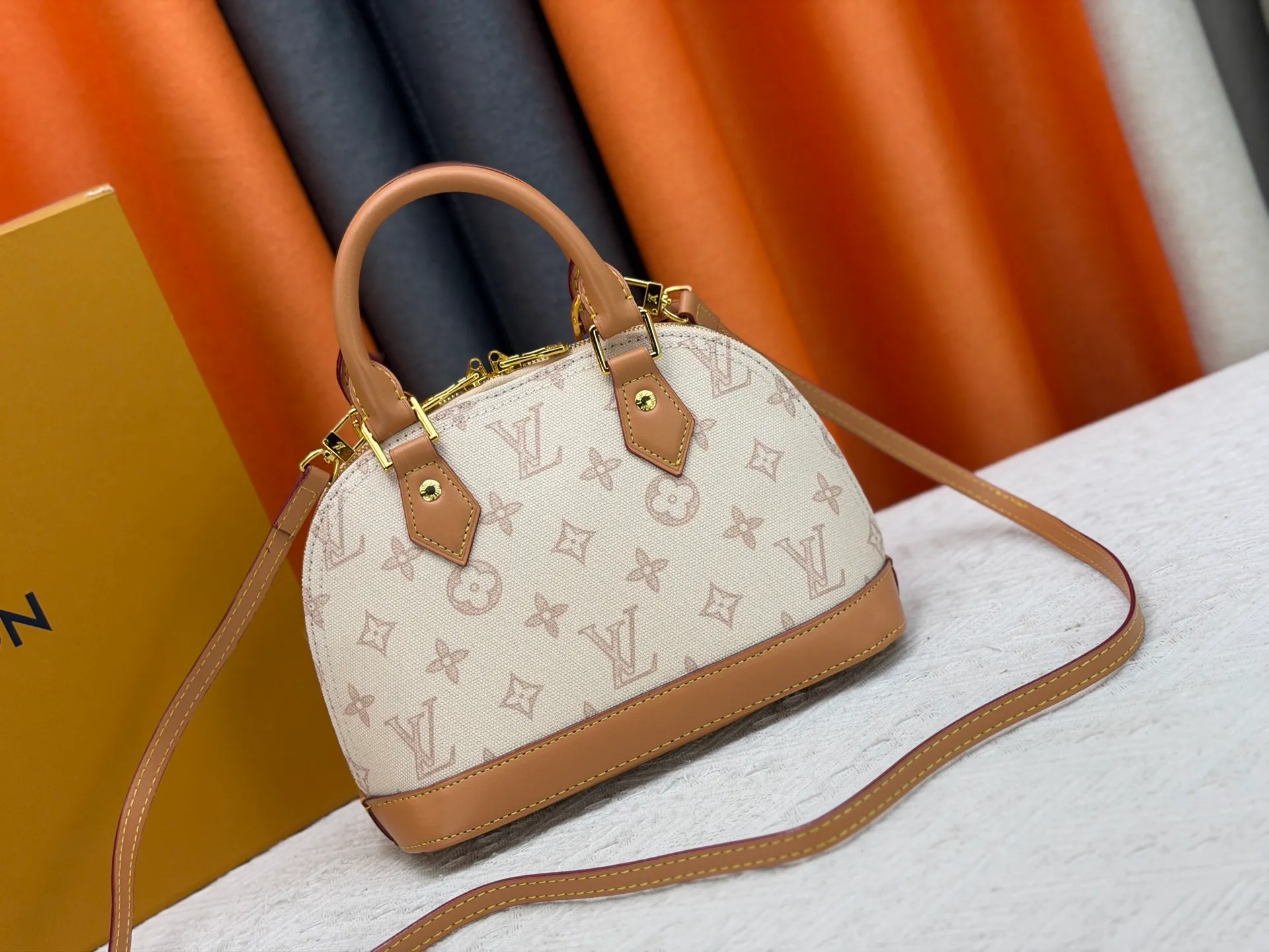 P280 [ALMA BB handbag] m27526 blue flower, M27525 rice flower, M28272 pink flower, M53152-M53151-M28272-M26084 This Alma BB handbag comes from the Travels With Grace Coddington series launched by Louis Vuitton and Grace Coddington, focusing on the fun Meowgram pattern. The canvas body is trimmed with calfskin and the fabric shoulder strap reads "Louis Vuitton" in Coddington's script. The exquisite padlocks and key cases once again prove the brand's exquisite craftsmanship.  Dimensions: 17.5 x 11.5 x 23.5 cm (height x width x length)