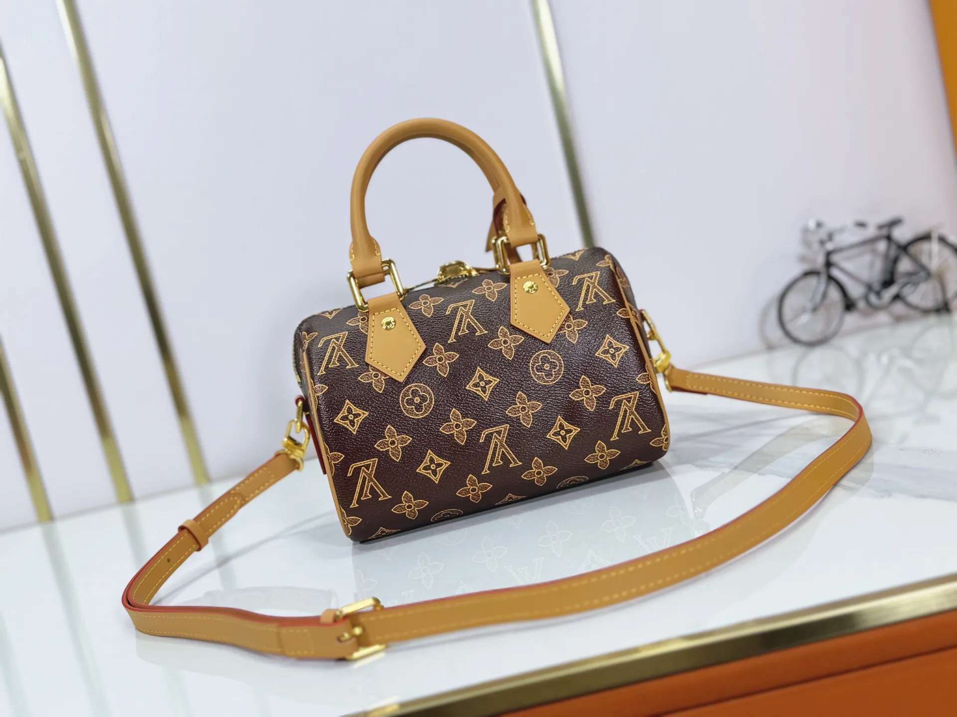 P240 M27951 M27530 Upgraded original version [Exclusive background shot] This Speedy Bandoulière 20 handbag condenses the brand's traditional Speedy travel bag design and is made of Monogram leather with fabric lining and cow leather trim. The wide, removable and adjustable fabric shoulder strap features Louis Vuitton's signature texture, and the rolled leather handles add to the carrying options. 20.5 x 13.5 x 12.0 cm (L x H x W) • Monogram coated canvas • Cow leather trim • Textile lining • Metal hardware • Padlock • Internal slip pocket • Shoulder strap: removable, adjustable • Strap half length: 39.0 cm • Strap half length adjustable to: 58.0 cm • Handle: Double handle