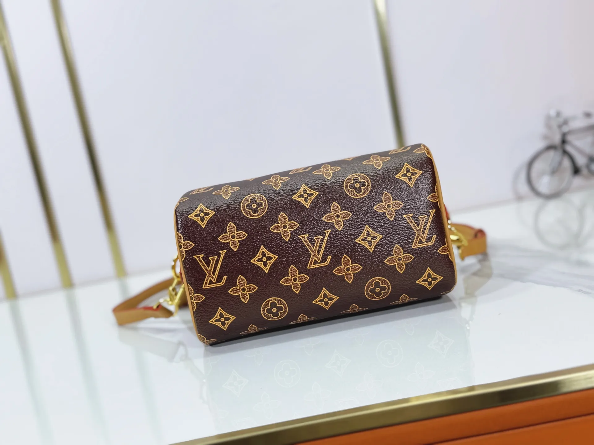 P240 M27951 M27530 Upgraded original version [Exclusive background shot] This Speedy Bandoulière 20 handbag condenses the brand's traditional Speedy travel bag design and is made of Monogram leather with fabric lining and cow leather trim. The wide, removable and adjustable fabric shoulder strap features Louis Vuitton's signature texture, and the rolled leather handles add to the carrying options. 20.5 x 13.5 x 12.0 cm (L x H x W) • Monogram coated canvas • Cow leather trim • Textile lining • Metal hardware • Padlock • Internal slip pocket • Shoulder strap: removable, adjustable • Strap half length: 39.0 cm • Strap half length adjustable to: 58.0 cm • Handle: Double handle