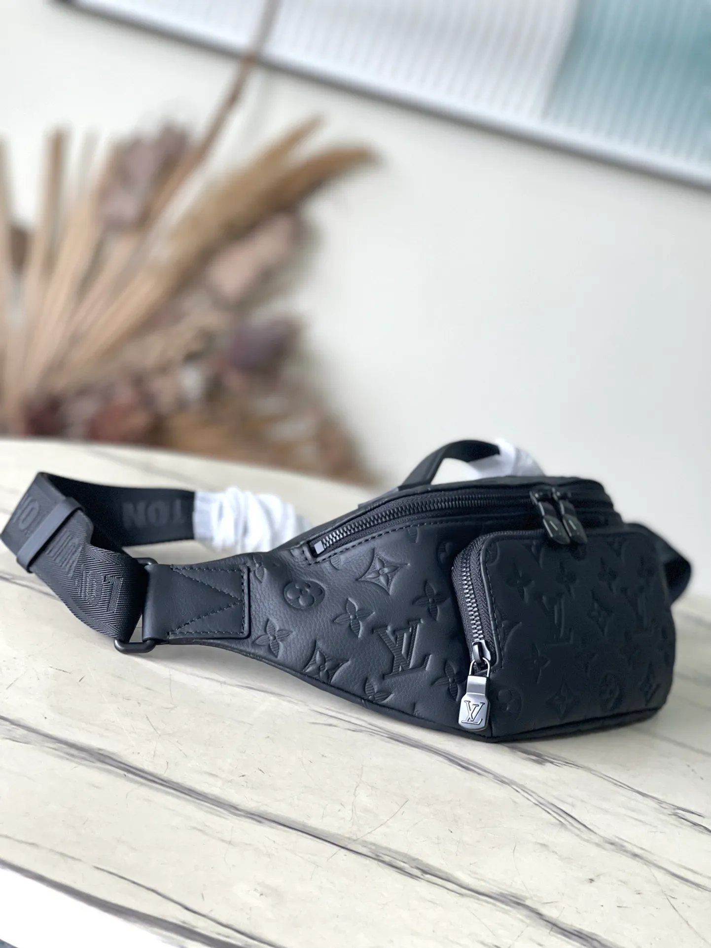 💰880 (top-grain leather) top-quality original M47058 full leather. This Rush waist bag is made of Monogram Shadow cow leather to create a close-fitting shape. Its zippered front pocket allows easy access to mobile phones, keys and cards. The adjustable strap fastens with a sliding hook, making it easy to wear around the waist, on the shoulder or across the body, and the leather handles add handheld options and a sporty look. Dimensions: 30 × 15 × 8 cm