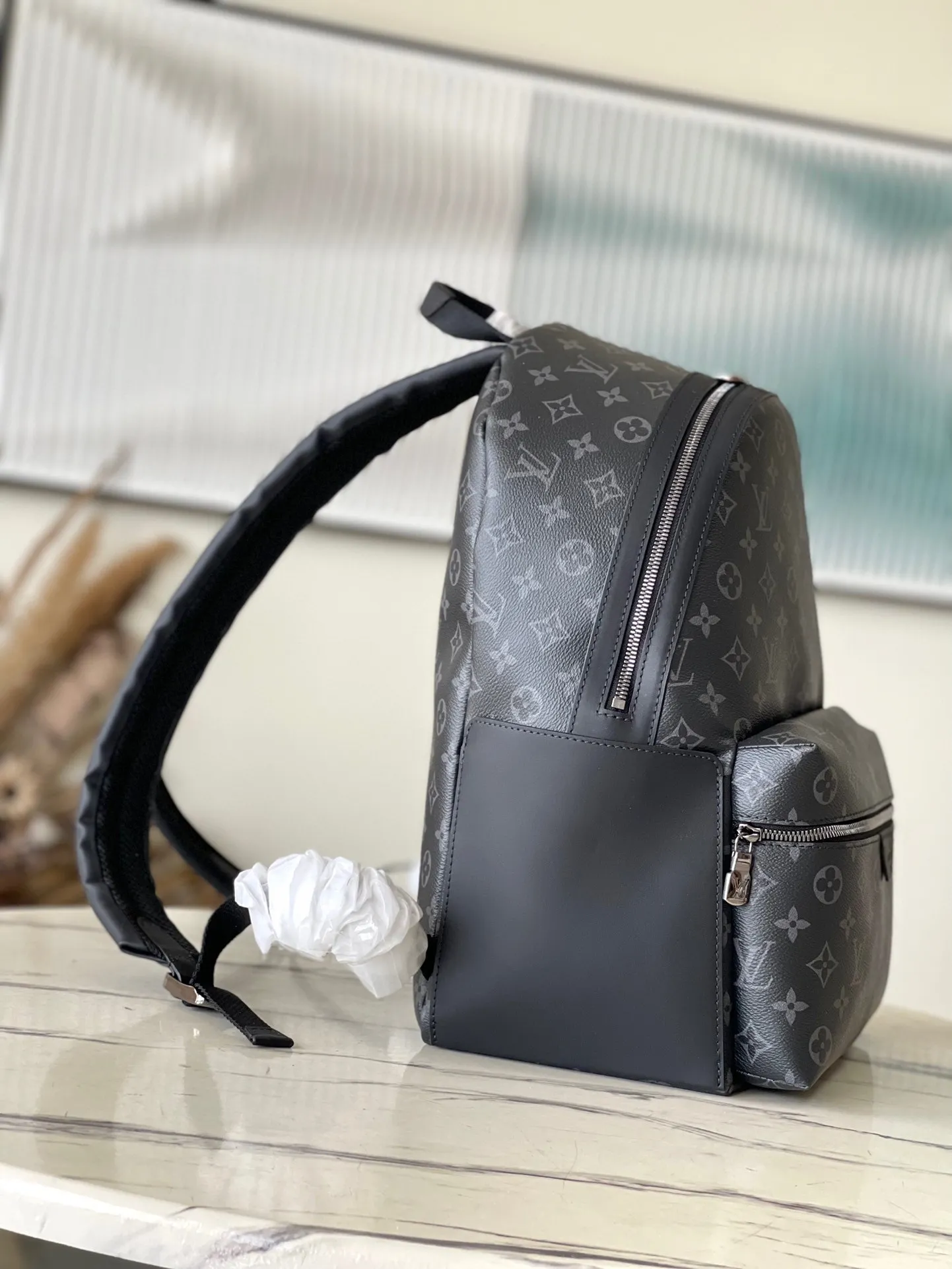 💰960 Top Original M22558 Small This Discovery small backpack is made of Monogram Eclipse canvas and continues its flexible functionality in a more compact configuration. Exterior pockets, zippered front pockets, and open side pockets provide easy access, while interior pockets keep things organized. Dimensions: 29 x 38 x 20 cm