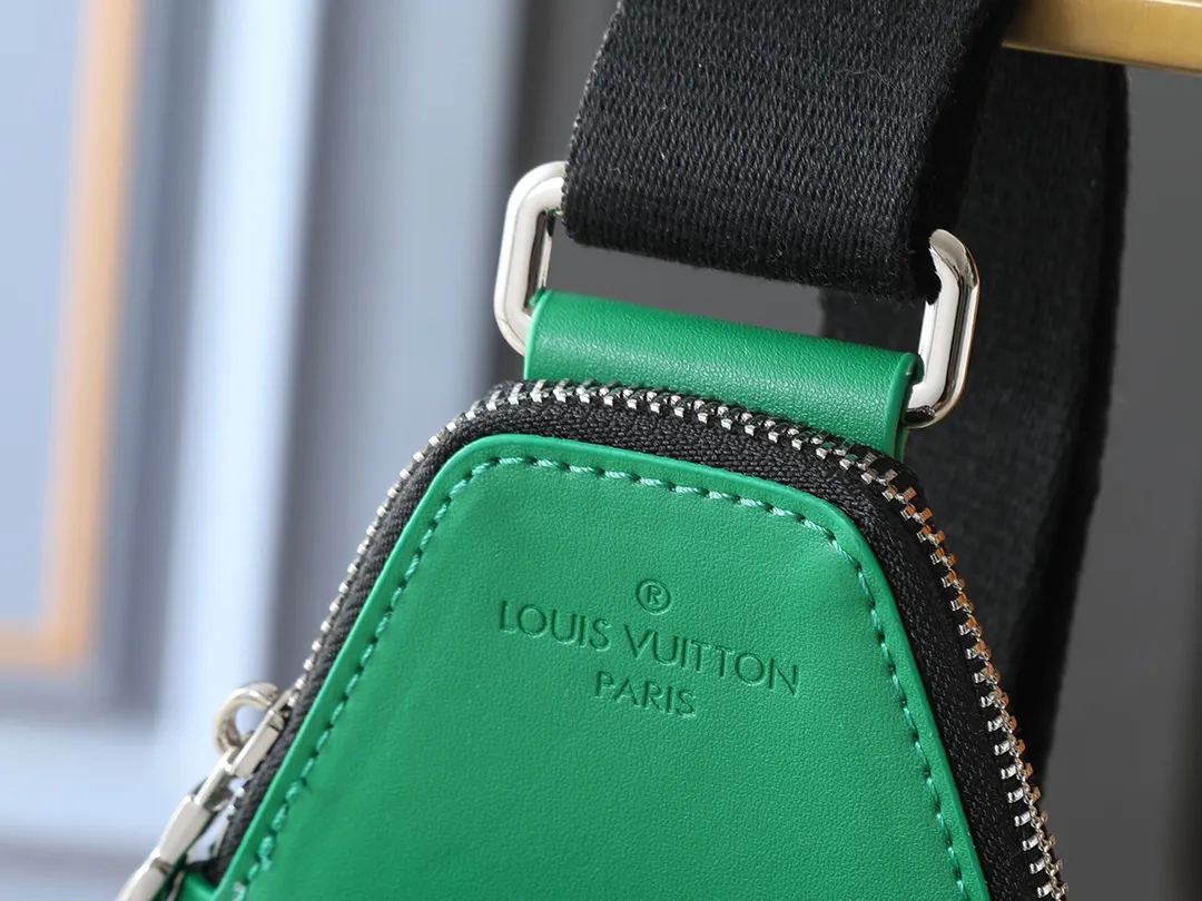 💰240💰Upgraded from the original M25891 M11703 M47137. This Avenue small shoulder bag is made of Monogram Eclipse coated canvas and explores the trendy fun of traveling cross-body with its exquisite configuration. An interior pocket in the main compartment ensures secure storage, while an exterior zippered pocket provides easy access to frequently used items. There is a triangular zipper pocket where the shoulder strap connects to the handbag. 16.0 x 33.0 x 5.7 cm (length x height x width)