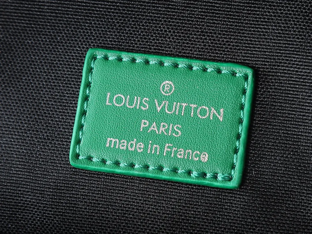💰240💰Upgraded from the original M25891 M11703 M47137. This Avenue small shoulder bag is made of Monogram Eclipse coated canvas and explores the trendy fun of traveling cross-body with its exquisite configuration. An interior pocket in the main compartment ensures secure storage, while an exterior zippered pocket provides easy access to frequently used items. There is a triangular zipper pocket where the shoulder strap connects to the handbag. 16.0 x 33.0 x 5.7 cm (length x height x width)