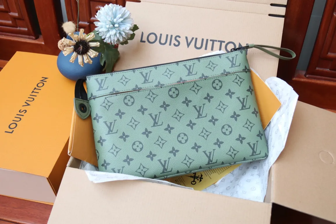 P,300,165600💰 This Keepall Bandoulière 25 urban bag is made of coated canvas and is a mini style of Louis Vuitton’s most classic Keepall travel bag. The details of the handbag echo the original design, including details such as leather top handles and side straps. It also has a detachable and adjustable wide shoulder strap, which can be carried on the shoulder or cross-body.  Dimensions: 32 x 21 x 8 cm