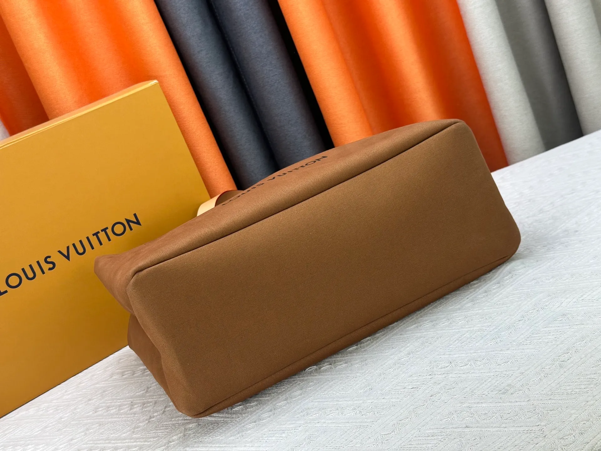 P320 M24457 M87698 Earthy Yellow This medium Shopper bag draws inspiration from the Louis Vuitton shopping bag, with the words Louis Vuitton and Maison Fondée En 1854 written in soft calfskin, with a top handle and a detachable shoulder strap. Size: 40x32x16cm