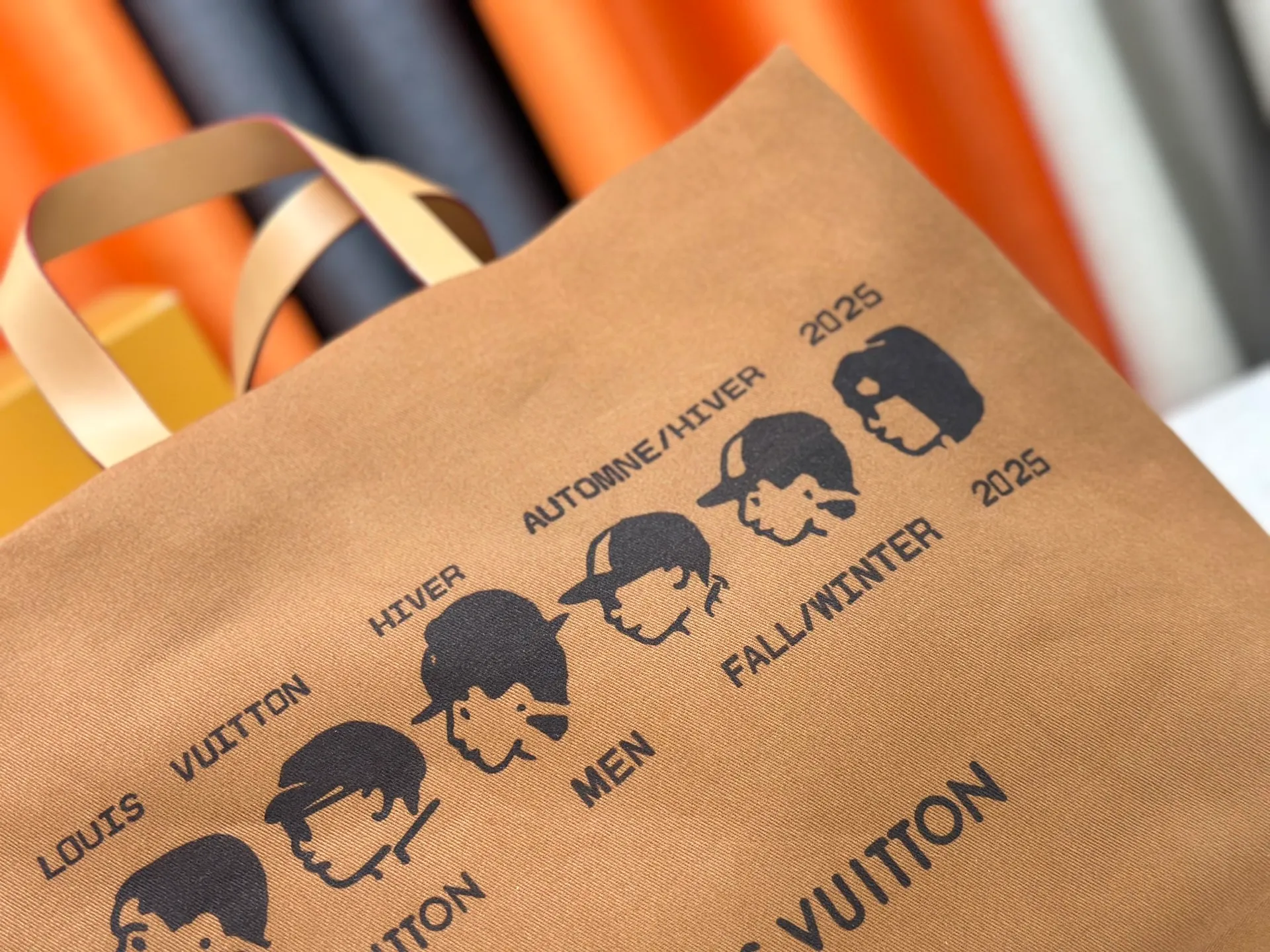 P320 M24457 M87698 Earthy Yellow This medium Shopper bag draws inspiration from the Louis Vuitton shopping bag, with the words Louis Vuitton and Maison Fondée En 1854 written in soft calfskin, with a top handle and a detachable shoulder strap. Size: 40x32x16cm