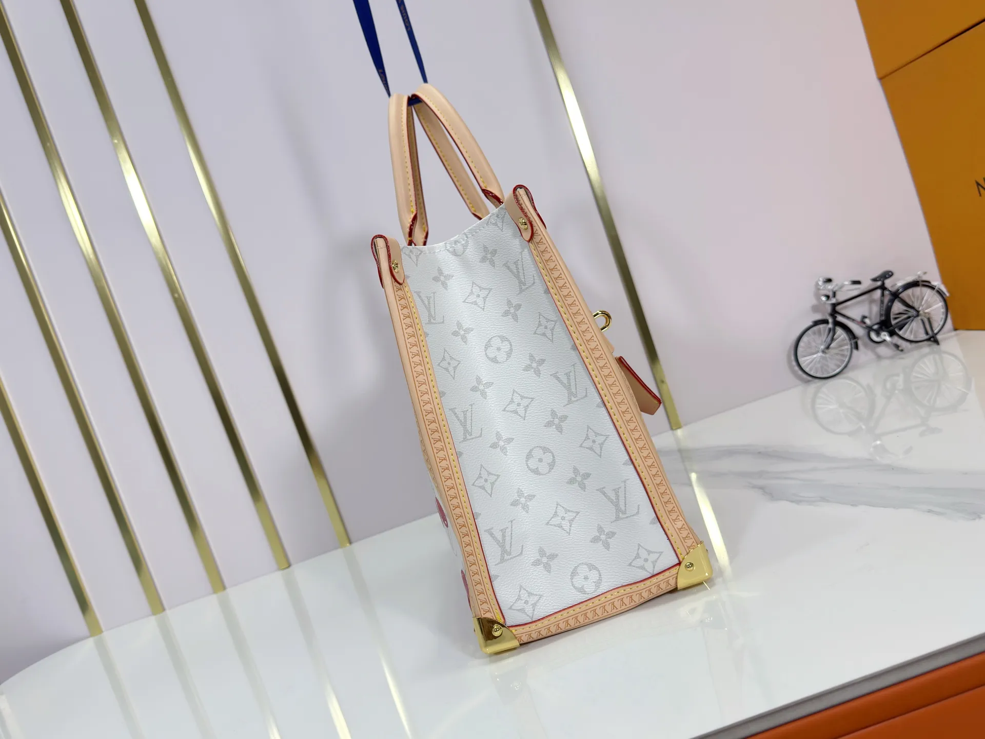 P320 upgrades the original M13079 Louis Vuitton x Takashi Murakami reissue series with a smart interpretation of the OnTheGo medium handbag. The colorful Monogram canvas body, cowhide leather trim and LV x TM key bag highlight the sophisticated style. The shiny corners recall the design of traditional Louis Vuitton luggage, and the shoulder strap and top handle allow for multiple carrying methods. Dimensions: 35.0 x 27.0 x 14.0 cm (length x height x width)