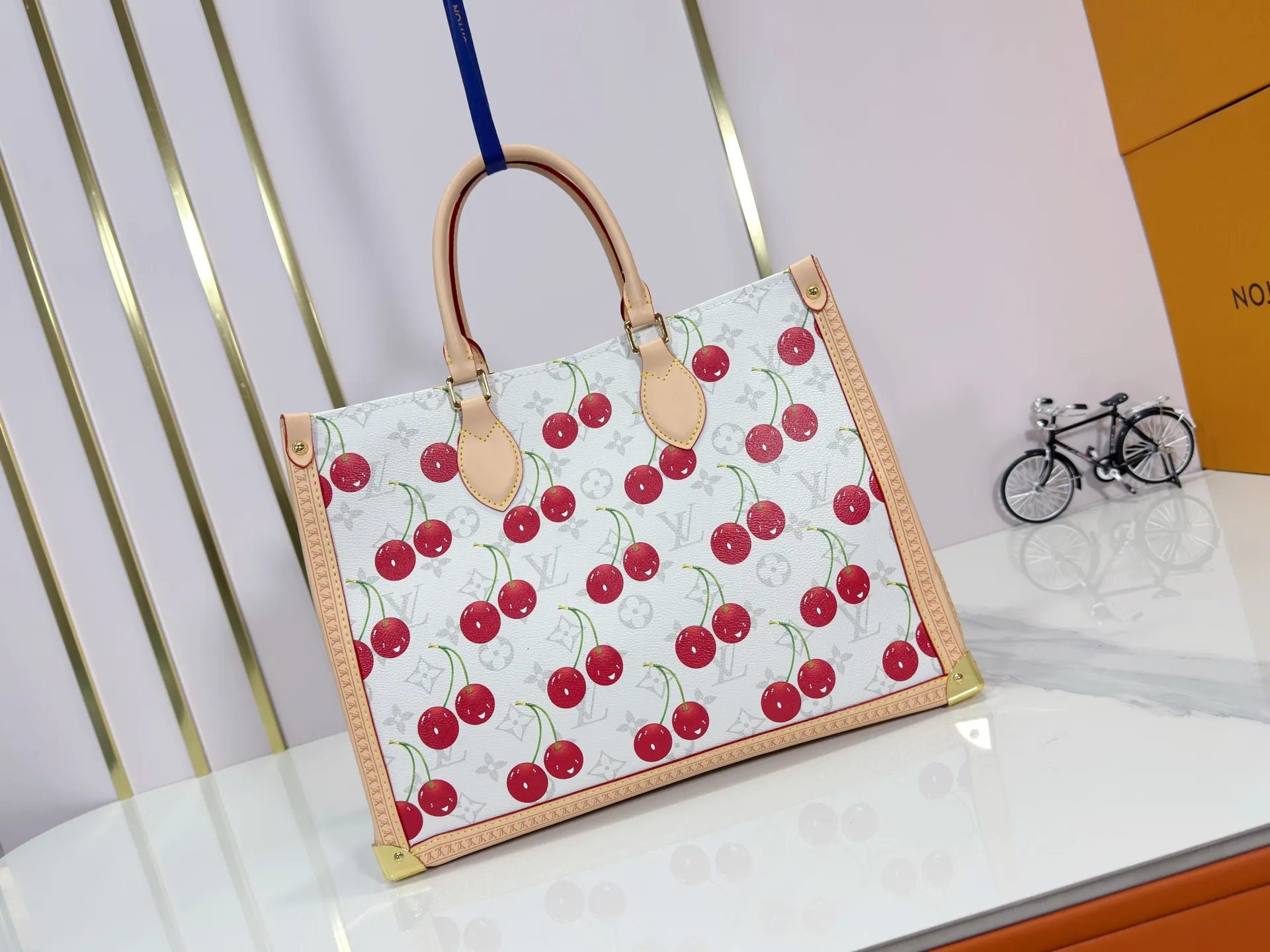 P320 upgrades the original M13079 Louis Vuitton x Takashi Murakami reissue series with a smart interpretation of the OnTheGo medium handbag. The colorful Monogram canvas body, cowhide leather trim and LV x TM key bag highlight the sophisticated style. The shiny corners recall the design of traditional Louis Vuitton luggage, and the shoulder strap and top handle allow for multiple carrying methods. Dimensions: 35.0 x 27.0 x 14.0 cm (length x height x width)