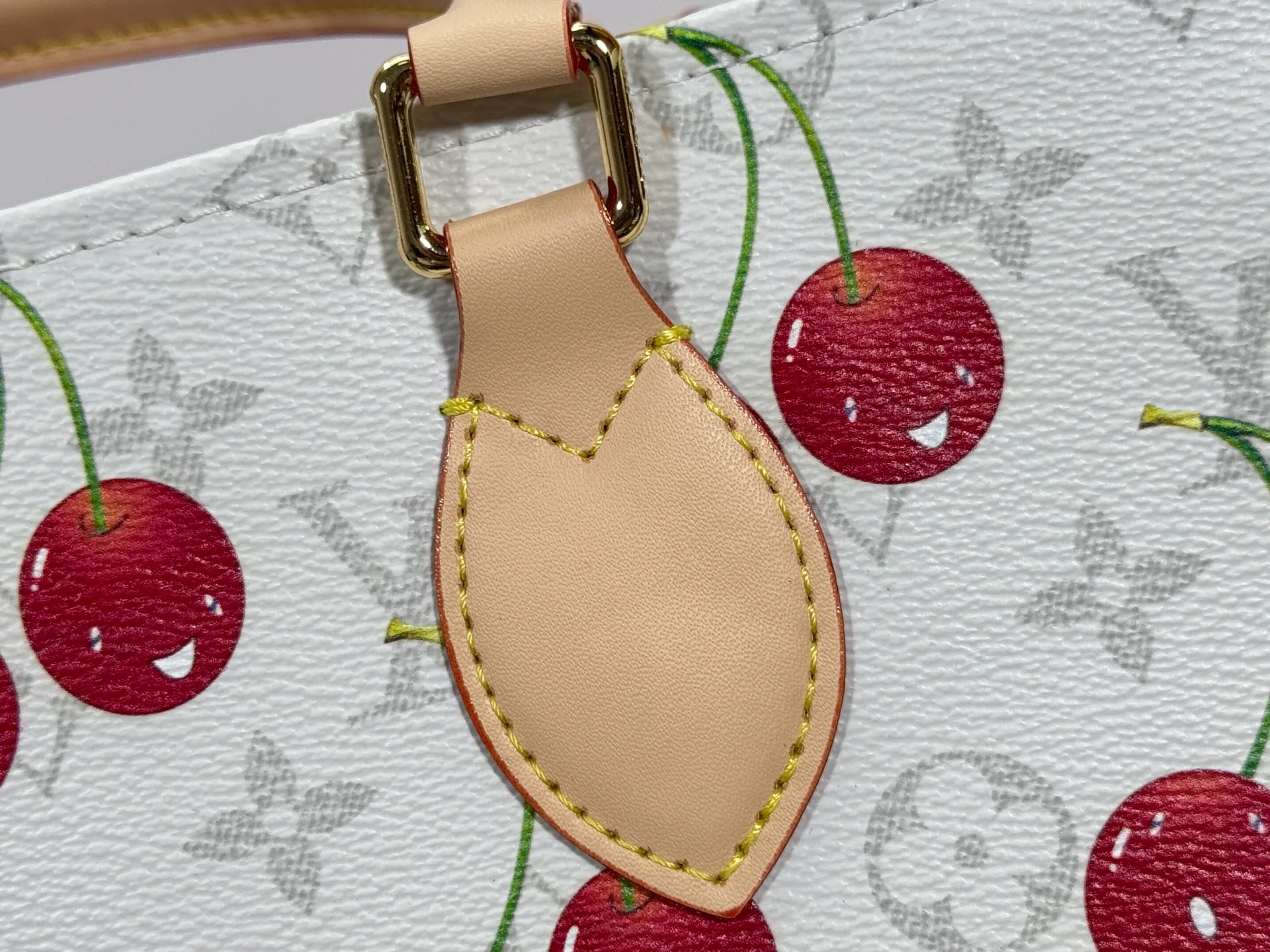 P320 upgrades the original M13079 Louis Vuitton x Takashi Murakami reissue series with a smart interpretation of the OnTheGo medium handbag. The colorful Monogram canvas body, cowhide leather trim and LV x TM key bag highlight the sophisticated style. The shiny corners recall the design of traditional Louis Vuitton luggage, and the shoulder strap and top handle allow for multiple carrying methods. Dimensions: 35.0 x 27.0 x 14.0 cm (length x height x width)