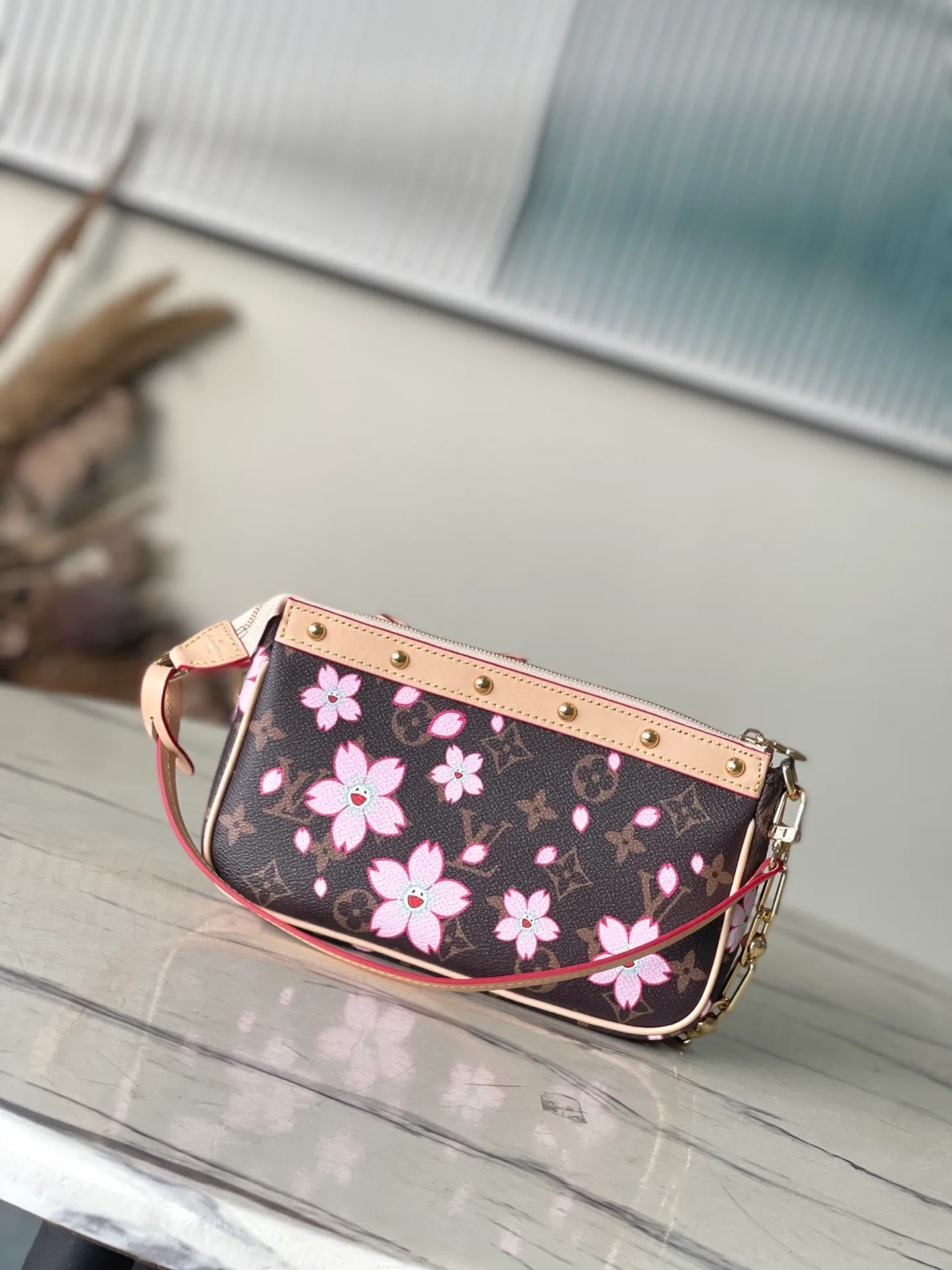 💰900 Top Original Order M13666 This Pochette Accessoires handbag is made of classic Monogram canvas with the bright Cherry Blossom pattern written by Takashi Murakami, which expresses the distinctive elements of the Louis Vuitton×Takashi Murakami replica series in a playful style. A leather bow and LV-engraved padlock accentuate the upper edge, while dazzling studs and a detachable chain add a touch of uninhibited style. Dimensions: 22 × 13 × 4 cm