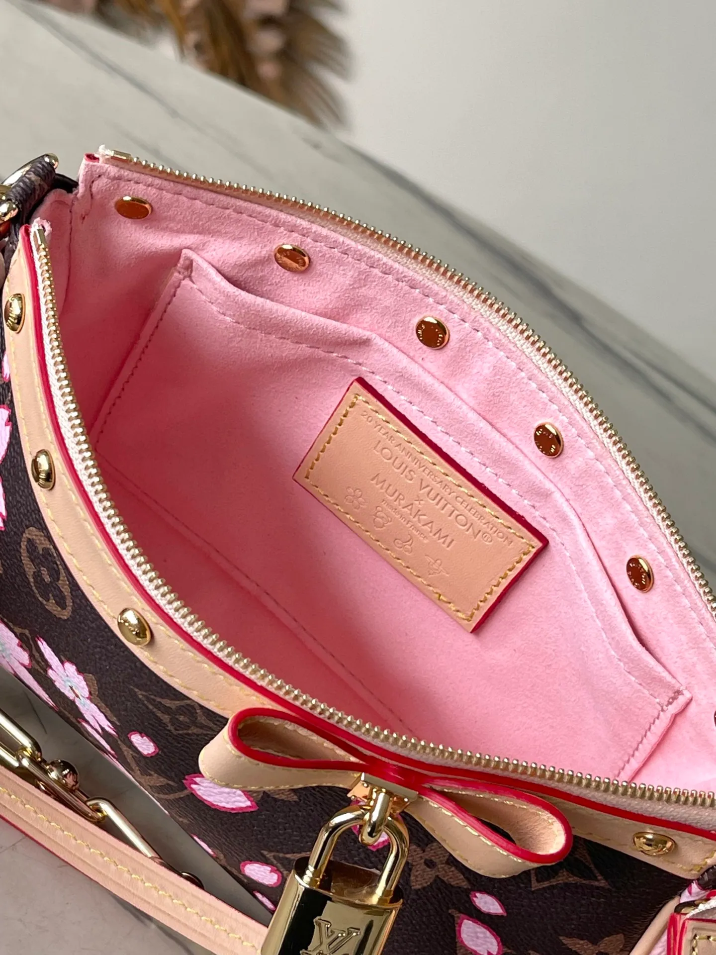 💰900 Top Original Order M13666 This Pochette Accessoires handbag is made of classic Monogram canvas with the bright Cherry Blossom pattern written by Takashi Murakami, which expresses the distinctive elements of the Louis Vuitton×Takashi Murakami replica series in a playful style. A leather bow and LV-engraved padlock accentuate the upper edge, while dazzling studs and a detachable chain add a touch of uninhibited style. Dimensions: 22 × 13 × 4 cm