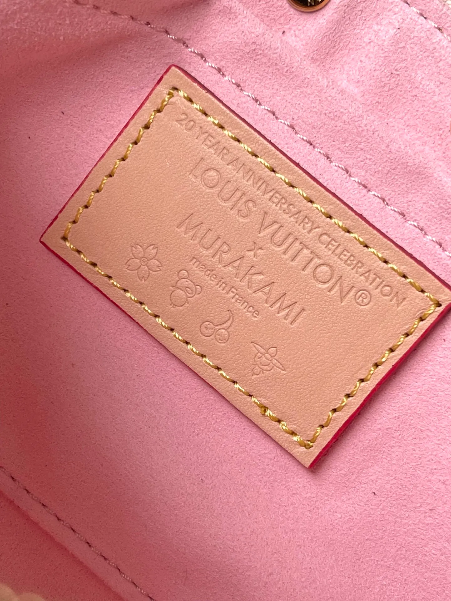 💰900 Top Original Order M13666 This Pochette Accessoires handbag is made of classic Monogram canvas with the bright Cherry Blossom pattern written by Takashi Murakami, which expresses the distinctive elements of the Louis Vuitton×Takashi Murakami replica series in a playful style. A leather bow and LV-engraved padlock accentuate the upper edge, while dazzling studs and a detachable chain add a touch of uninhibited style. Dimensions: 22 × 13 × 4 cm