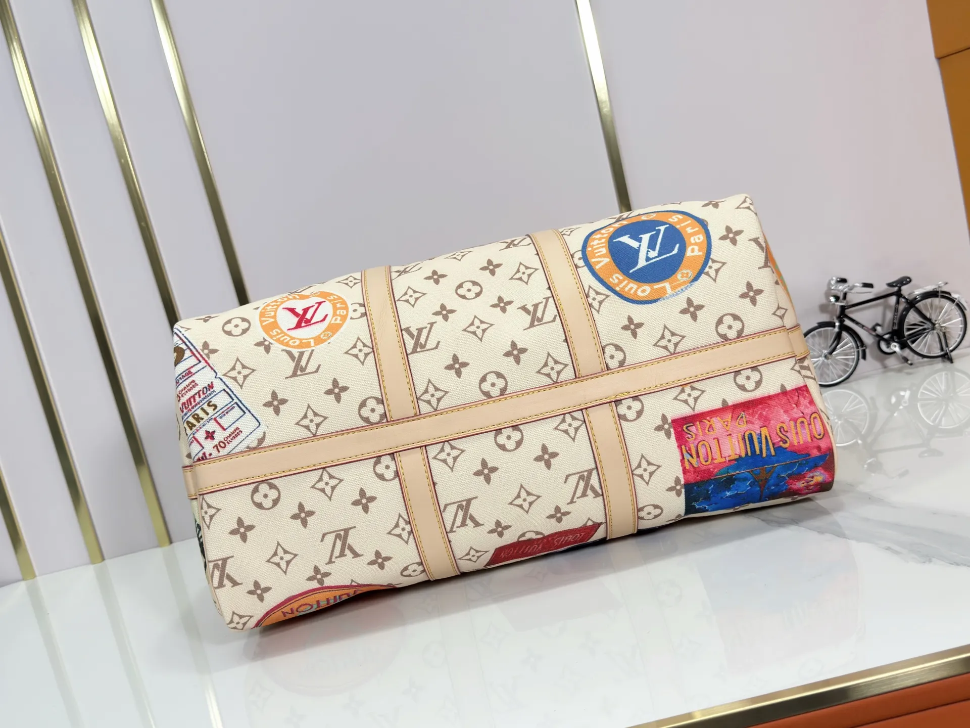 P360M41418 M14736 This model is "Kipol 45" sewn with a single canvas. The Louis Vuitton travel sticker pack creates a gorgeous vibe and is perfect for any traveler. The leather trimming that further enhances the retro-style charm is also attractive. The optional carry-on bag (which varies by airline and device used) features two top handles and removable and adjustable shoulder straps for multiple carrying options.  45,0
