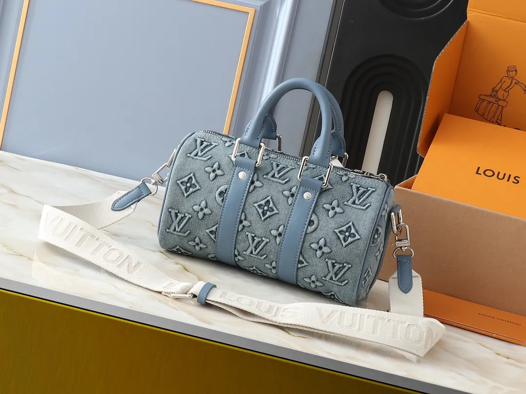 💰240💰Upgraded from the original M22762 denim blue embossed version, this Keepall Bandoulière 25 handbag displays the vintage texture of Monogram Washed Demin canvas. The Monogram pattern is outlined with embossing and hand-painting techniques, as if it were a faded denim that has been baptized by time. It is paired with a retro-style nameplate and a detachable and adjustable shoulder strap. Dimensions: 25 x 15 x 11 cm